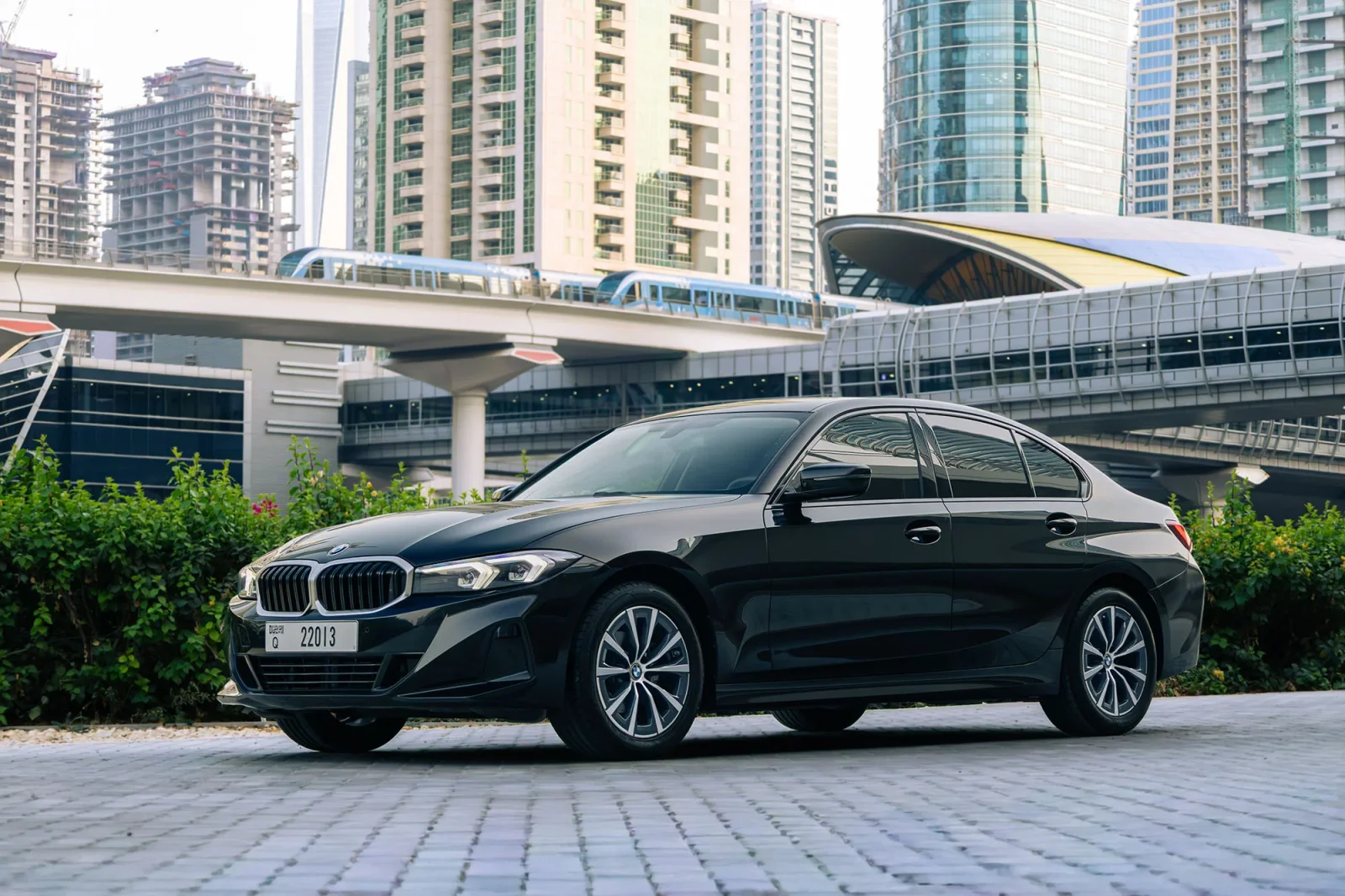 Huren BMW 3-Series 318i Zwart 2025 in Abu Dhabi - 7 