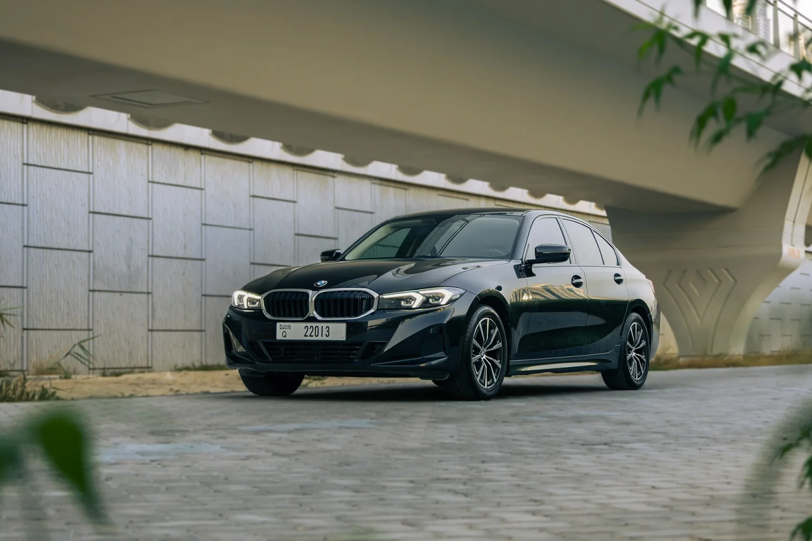 Huren BMW 3-Series 318i Zwart 2025 in Abu Dhabi - 2 
