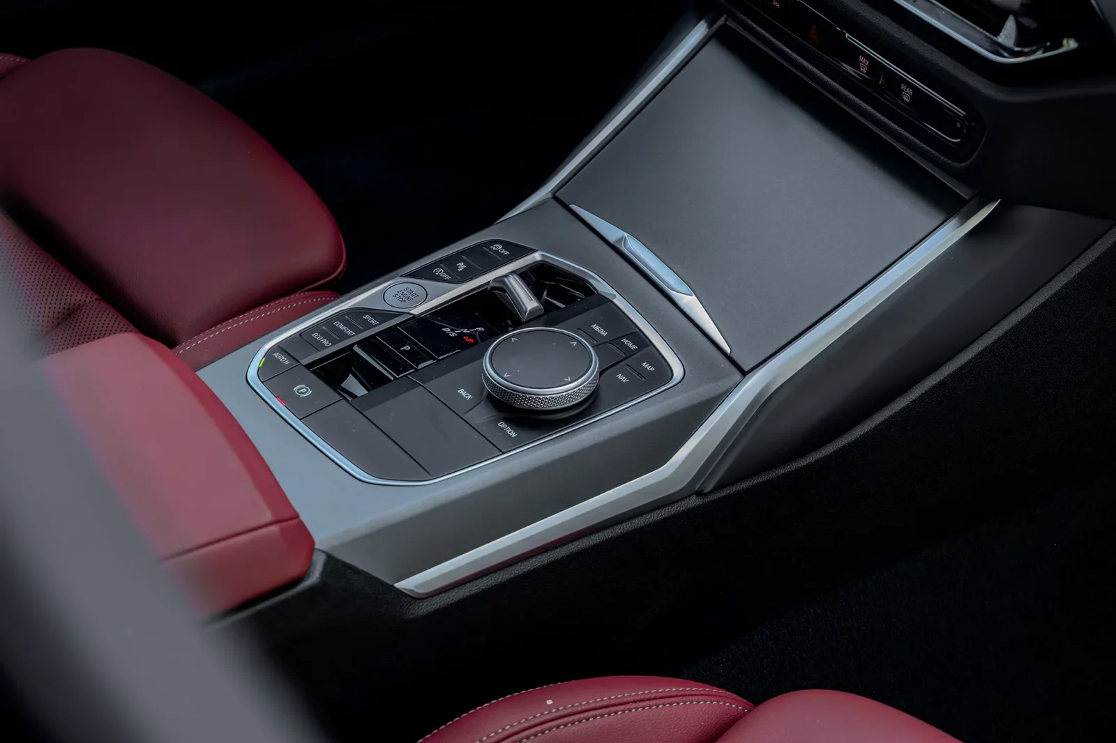 Huren BMW 3-Series 318i Zwart 2025 in Abu Dhabi - 9 