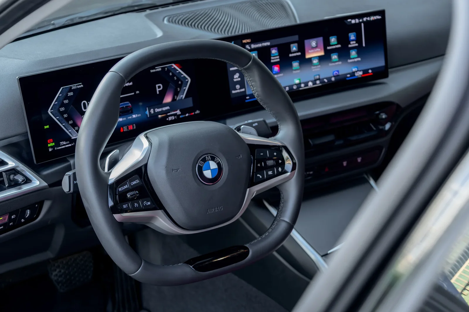 Huren BMW 3-Series 318i Zwart 2025 in Abu Dhabi - 3 