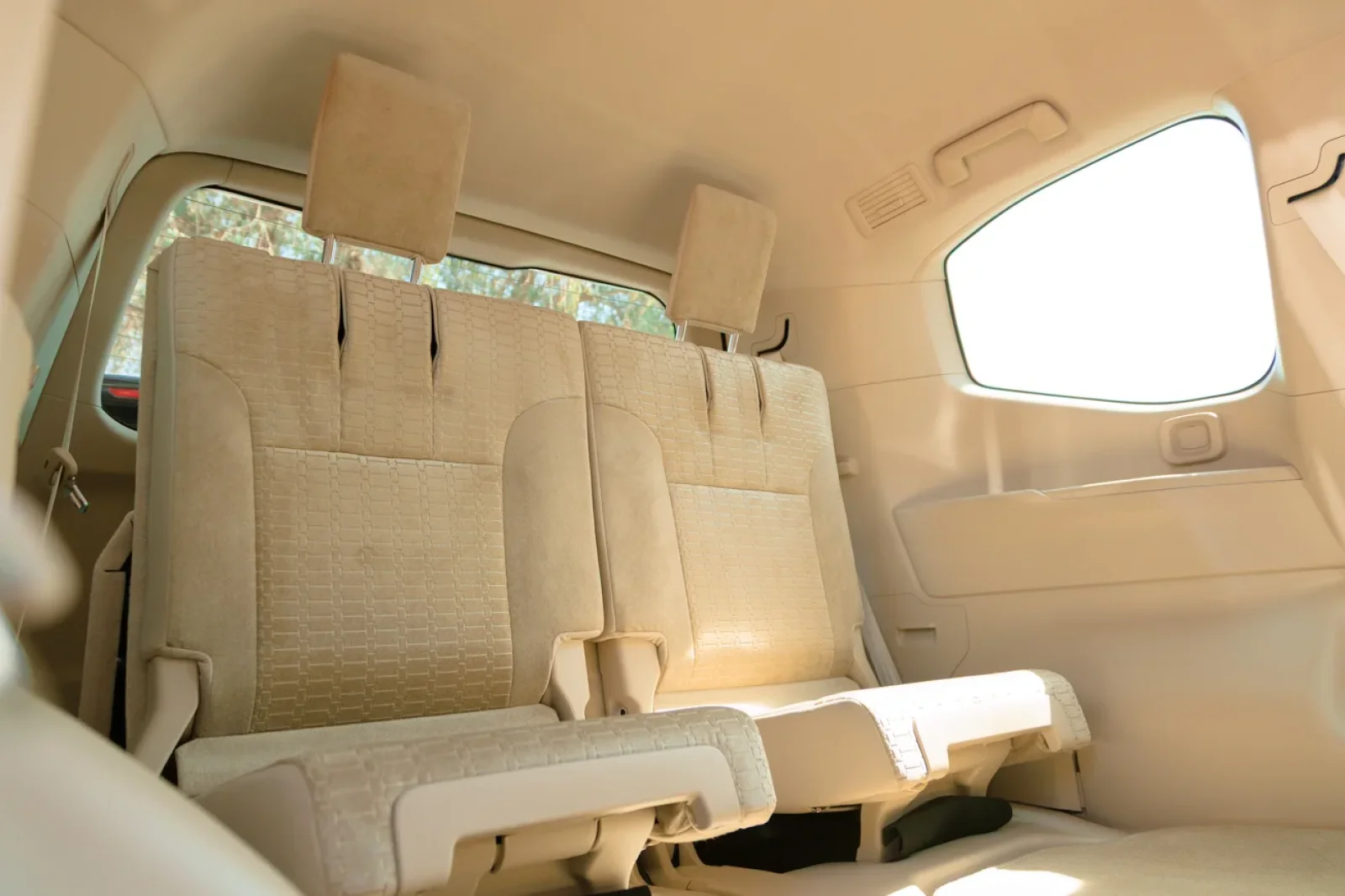 Miete Toyota Land Cruiser 300 Weiß 2025 in der Abu Dhabi - 10 