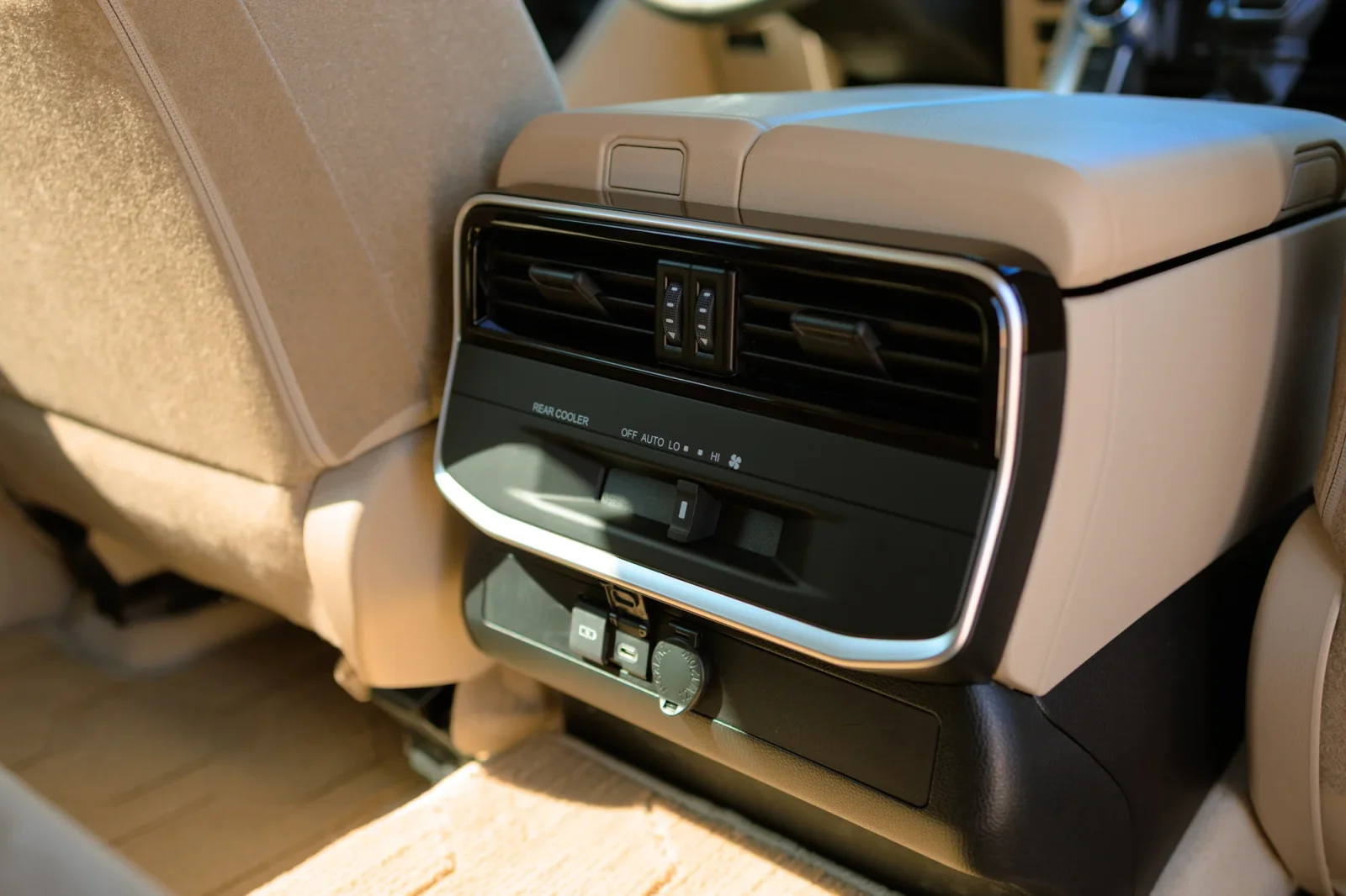 Miete Toyota Land Cruiser 300 Weiß 2025 in der Abu Dhabi - 9 