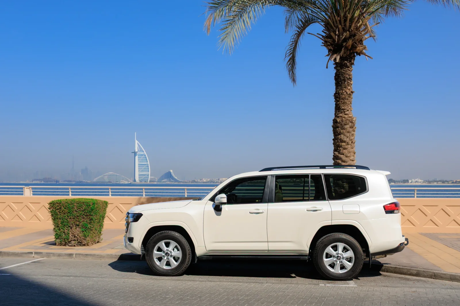 Miete Toyota Land Cruiser 300 Weiß 2025 in der Abu Dhabi - 14 
