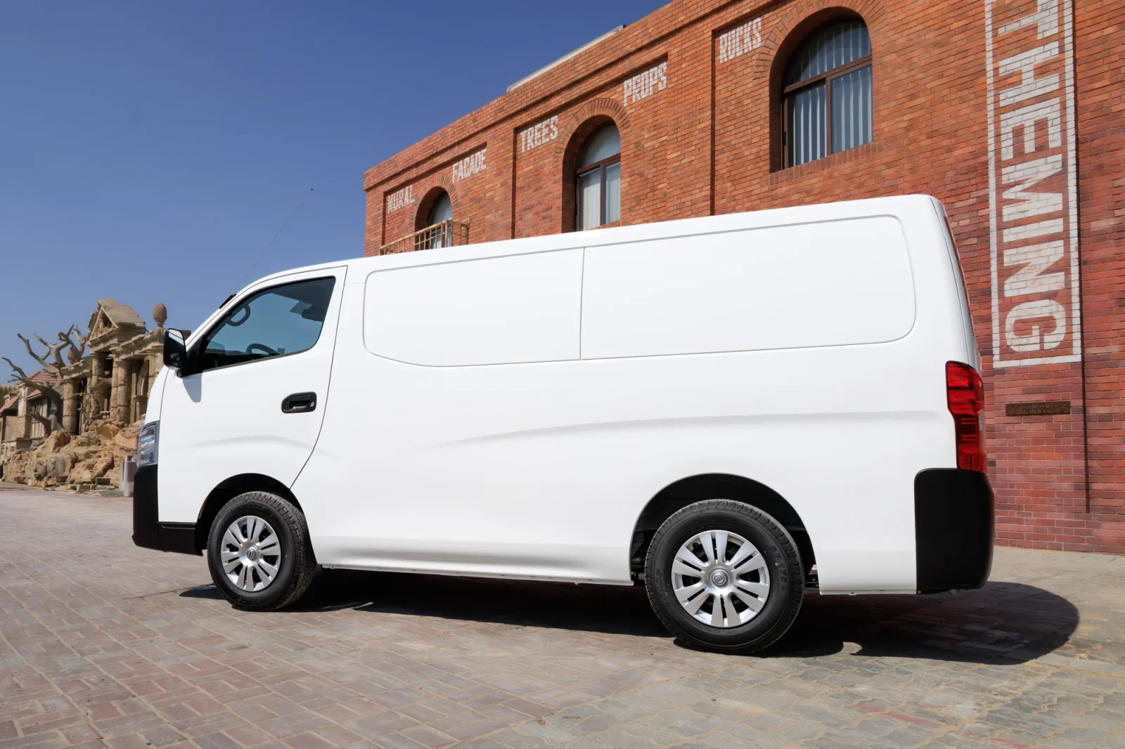 Loyer Nissan Urvan  Blanc 2026 en Abou Dabi - 11 