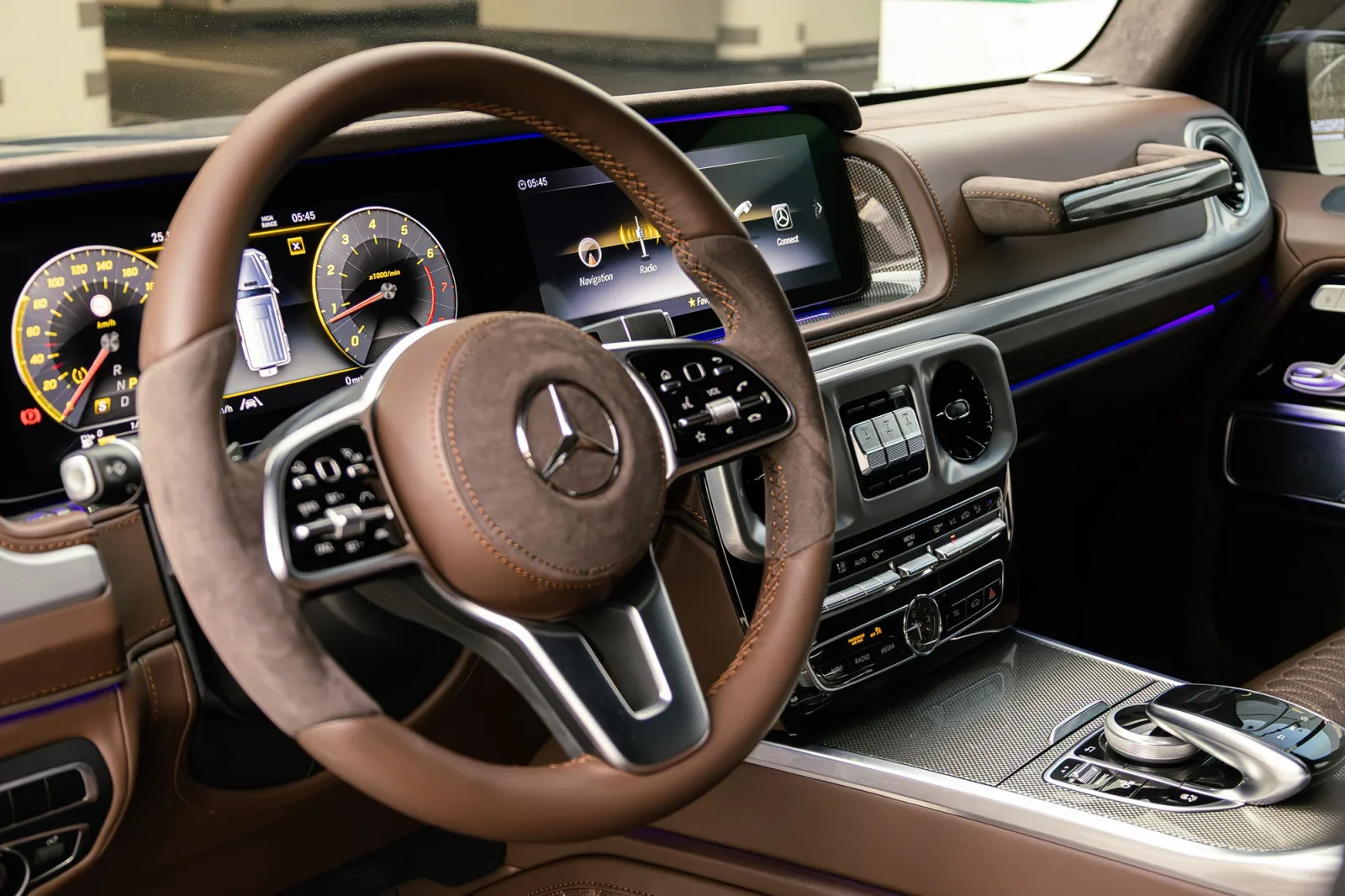 Huren Mercedes-Benz G-Class Brabus 800 Carbon Kit  Geel 2022 in Abu Dhabi - 3 