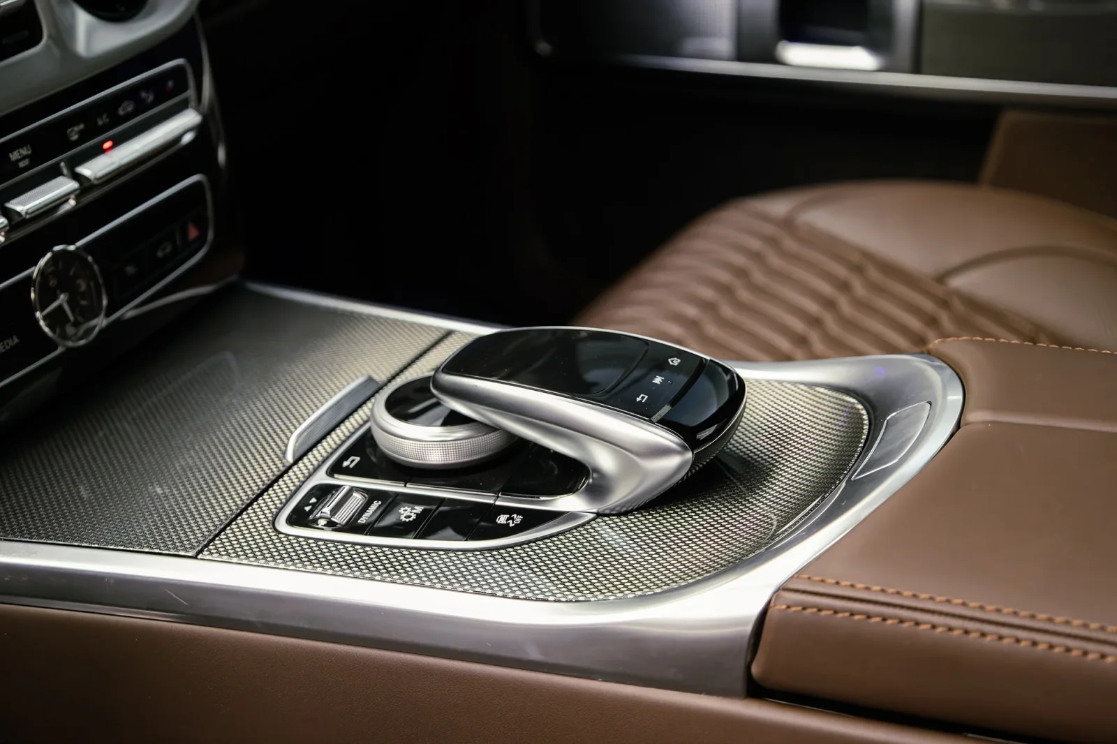 Huren Mercedes-Benz G-Class Brabus 800 Carbon Kit  Geel 2022 in Abu Dhabi - 11 