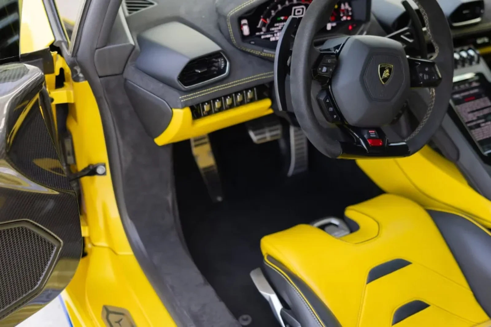Affitto Lamborghini Huracan STO Giallo 2025 in Miami - 3 