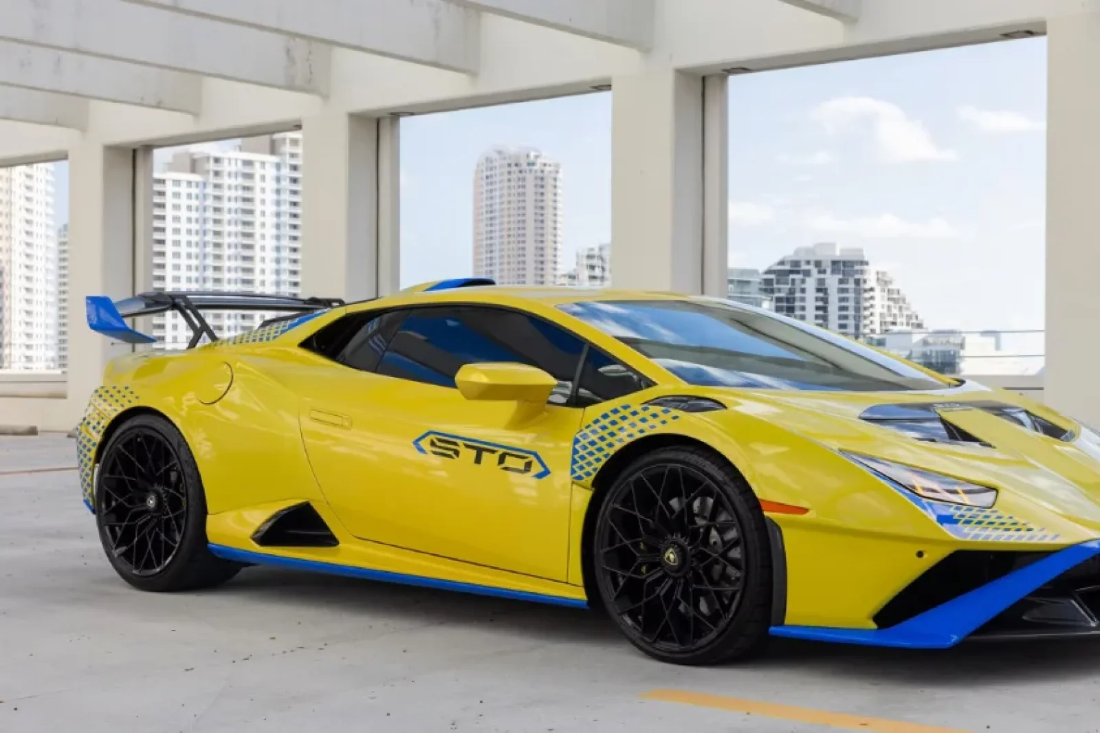 Affitto Lamborghini Huracan STO Giallo 2025 in Miami - 5 