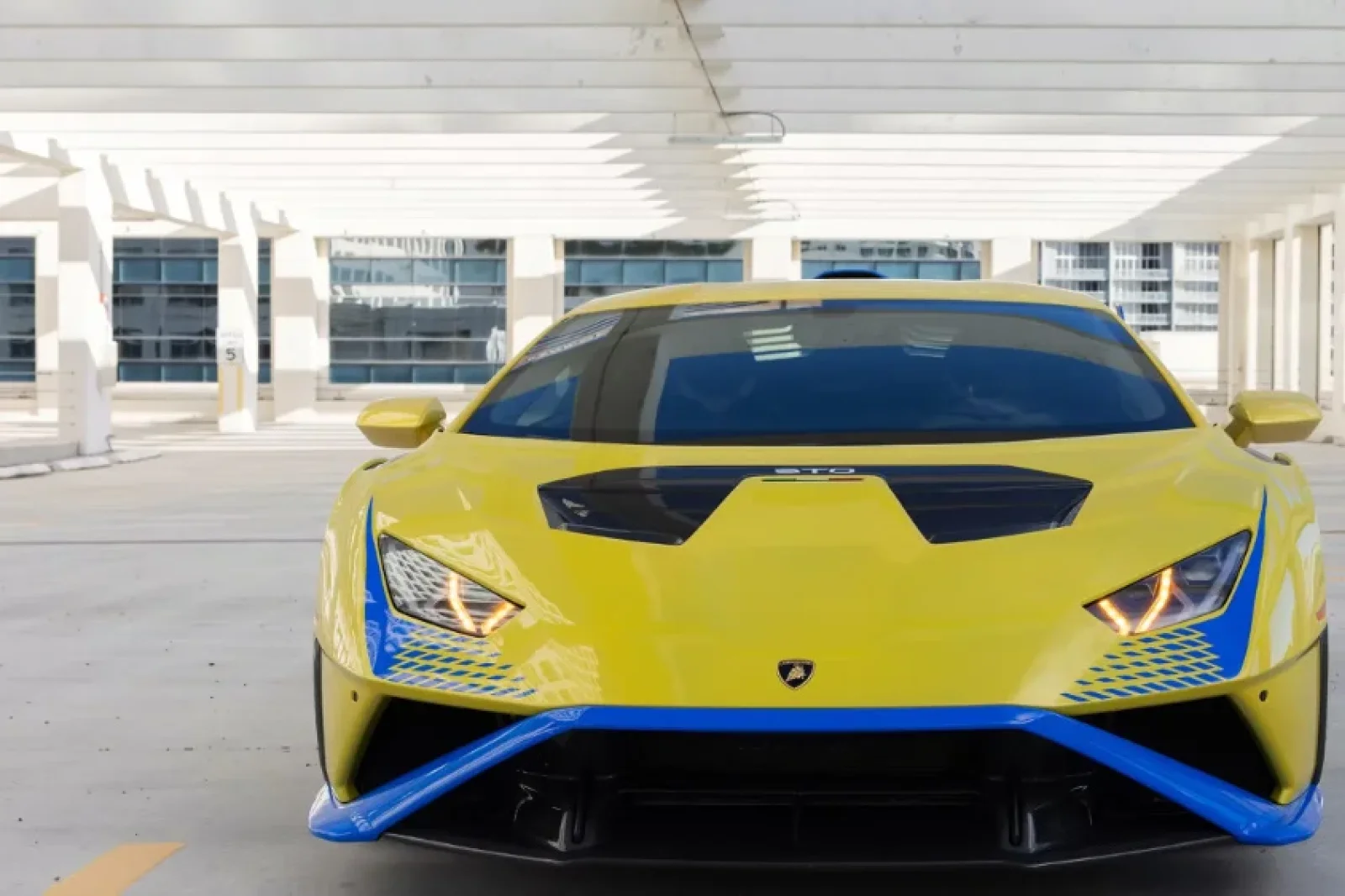 Affitto Lamborghini Huracan STO Giallo 2025 in Miami - 2 