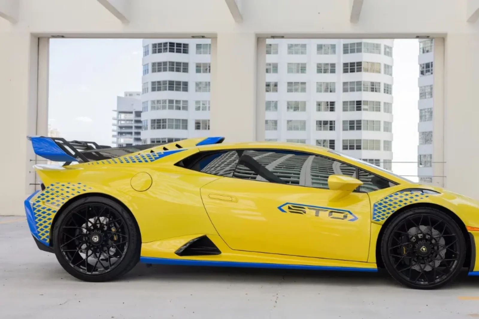 Affitto Lamborghini Huracan STO Giallo 2025 in Miami - 4 