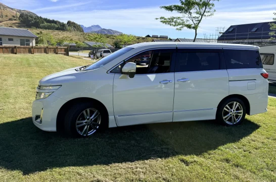 Nissan Elgrand White 2012