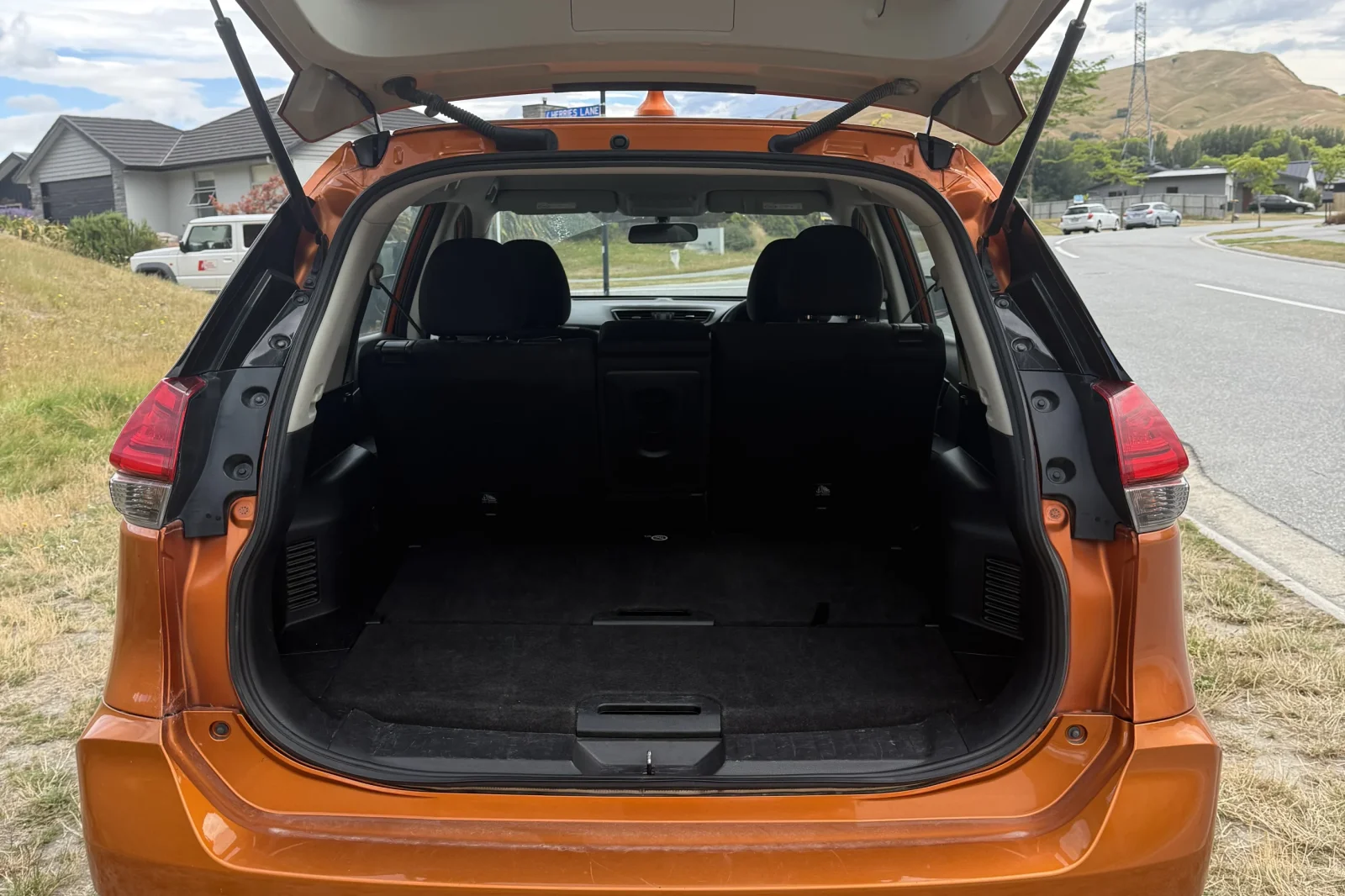 Rent Nissan X-Trail  Orange 2021 in Queenstown - 7 