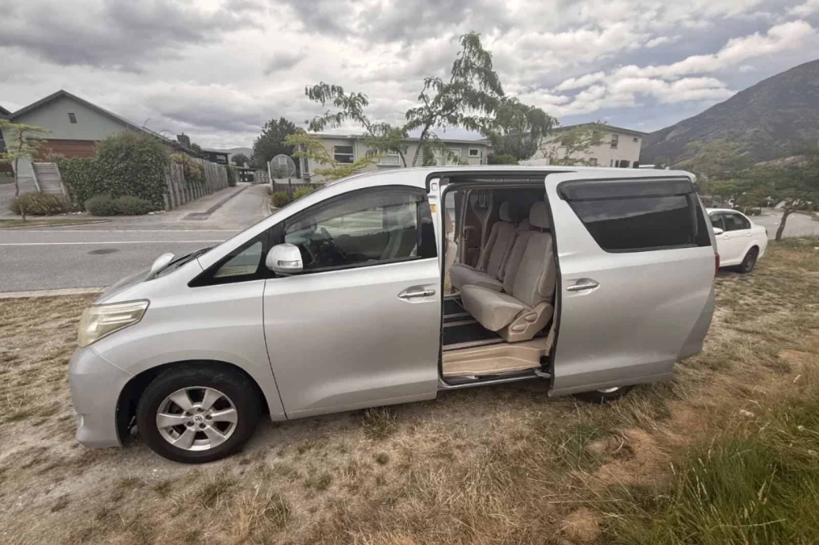 Rent Toyota Alphard  Grey 2010 in Queenstown - 10 