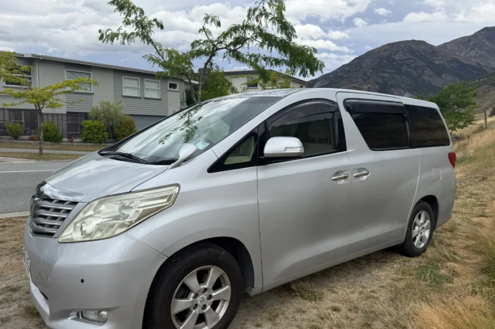 Rent Toyota Alphard  Grey 2010 in Queenstown - 3 