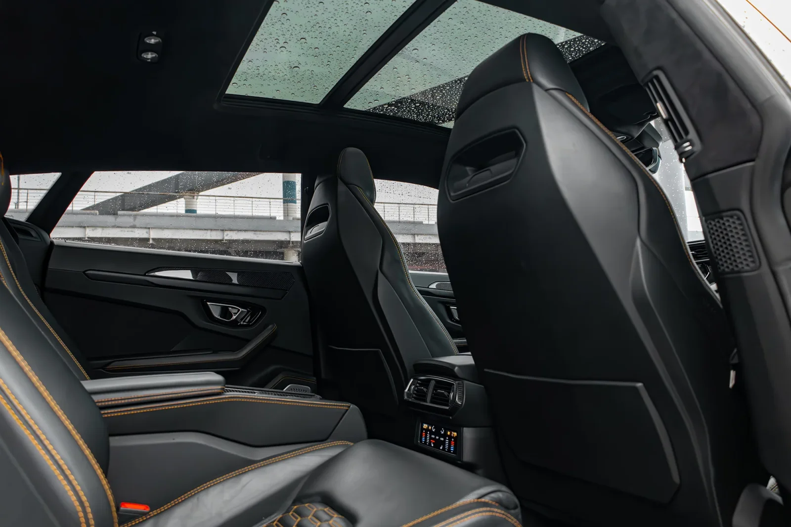 Huren Lamborghini Urus  Zwart 2021 in Abu Dhabi - 15 