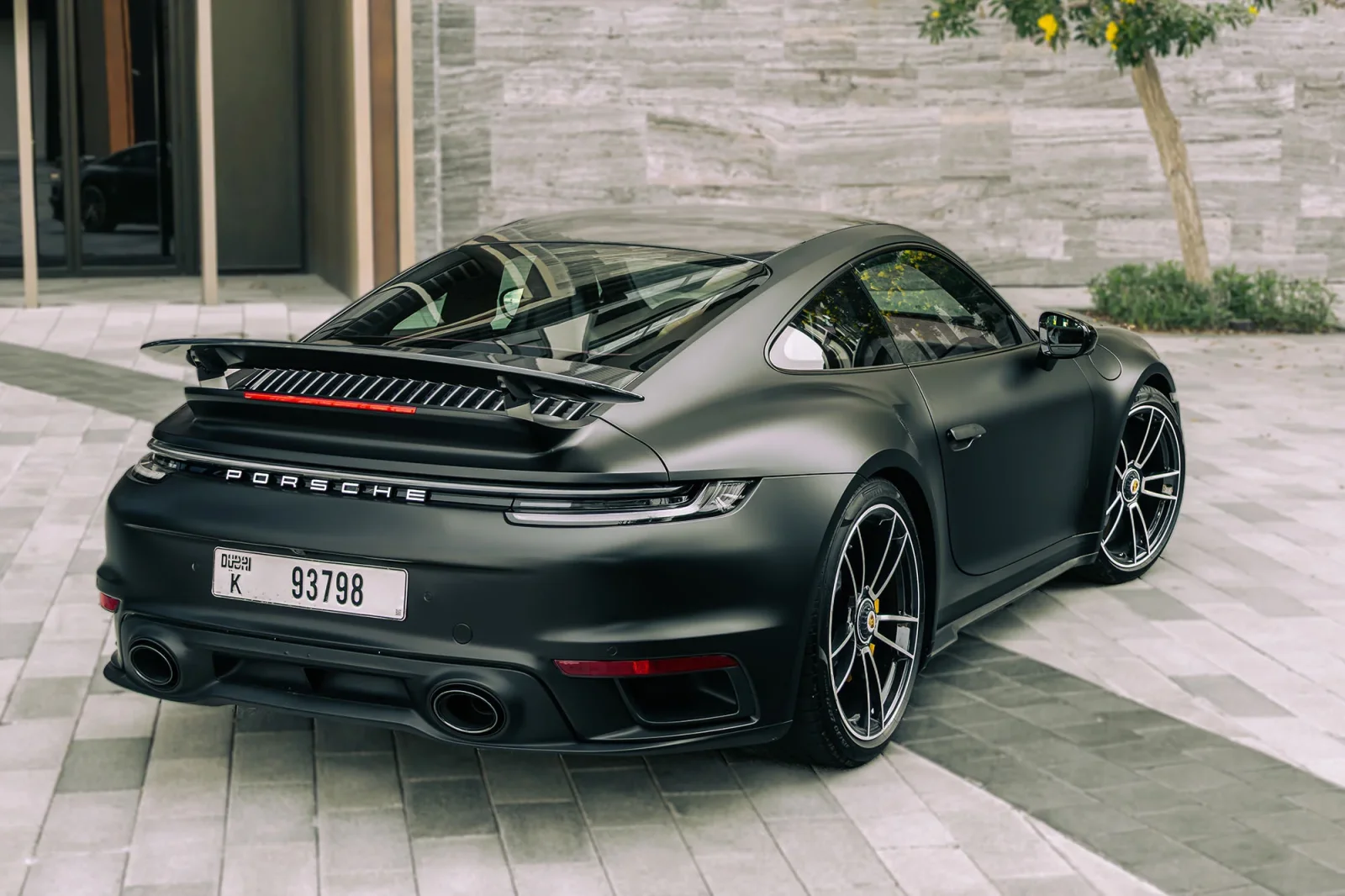 Huren Porsche 911 911 Turbo S Zwart 2020 in Abu Dhabi - 12 