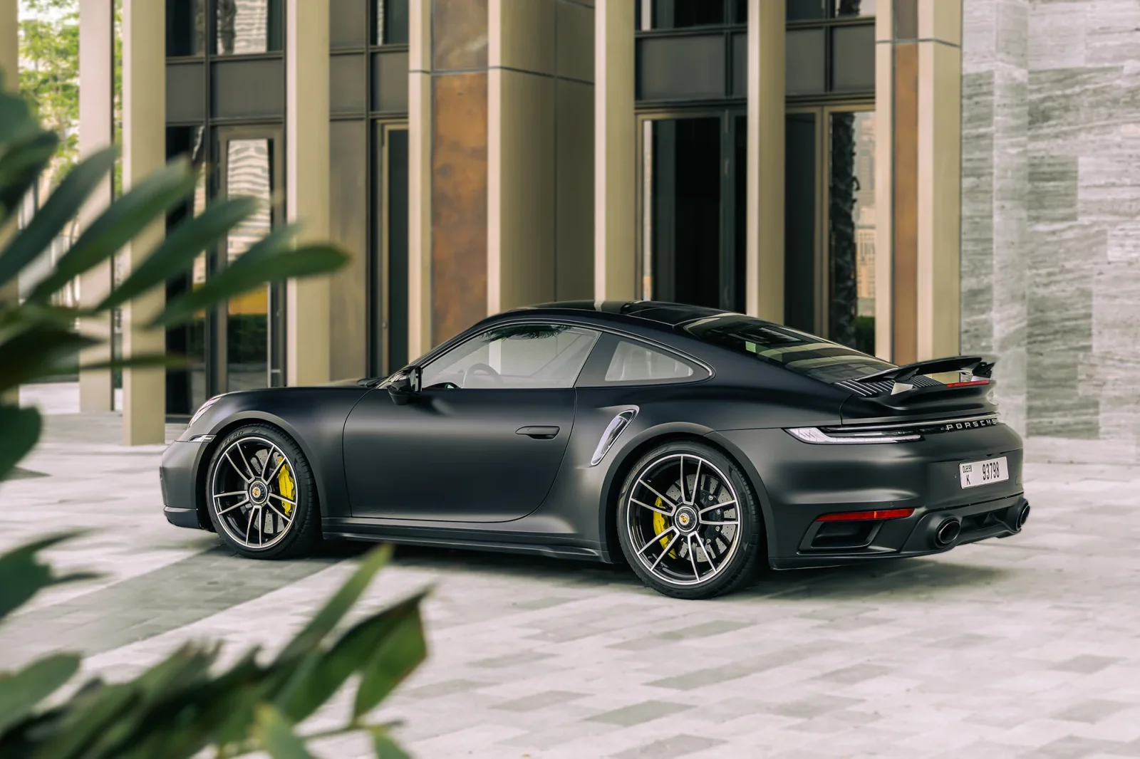 Huren Porsche 911 911 Turbo S Zwart 2020 in Abu Dhabi - 9 