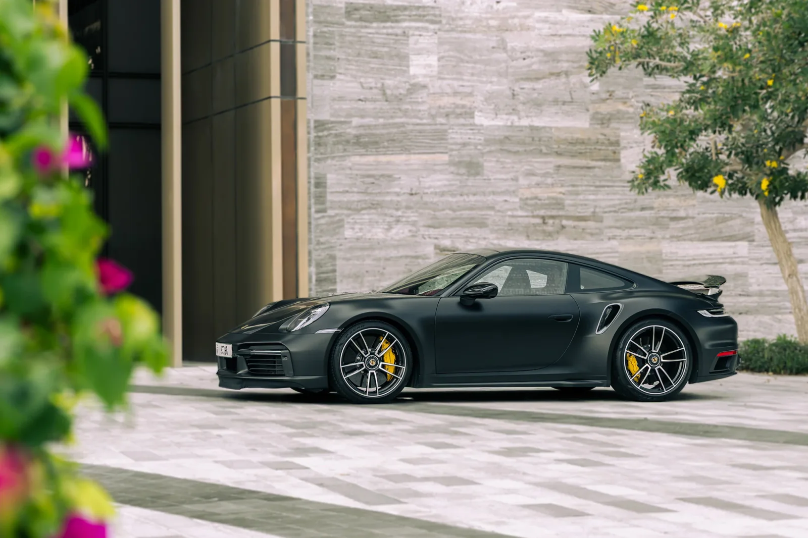 Huren Porsche 911 911 Turbo S Zwart 2020 in Abu Dhabi - 3 