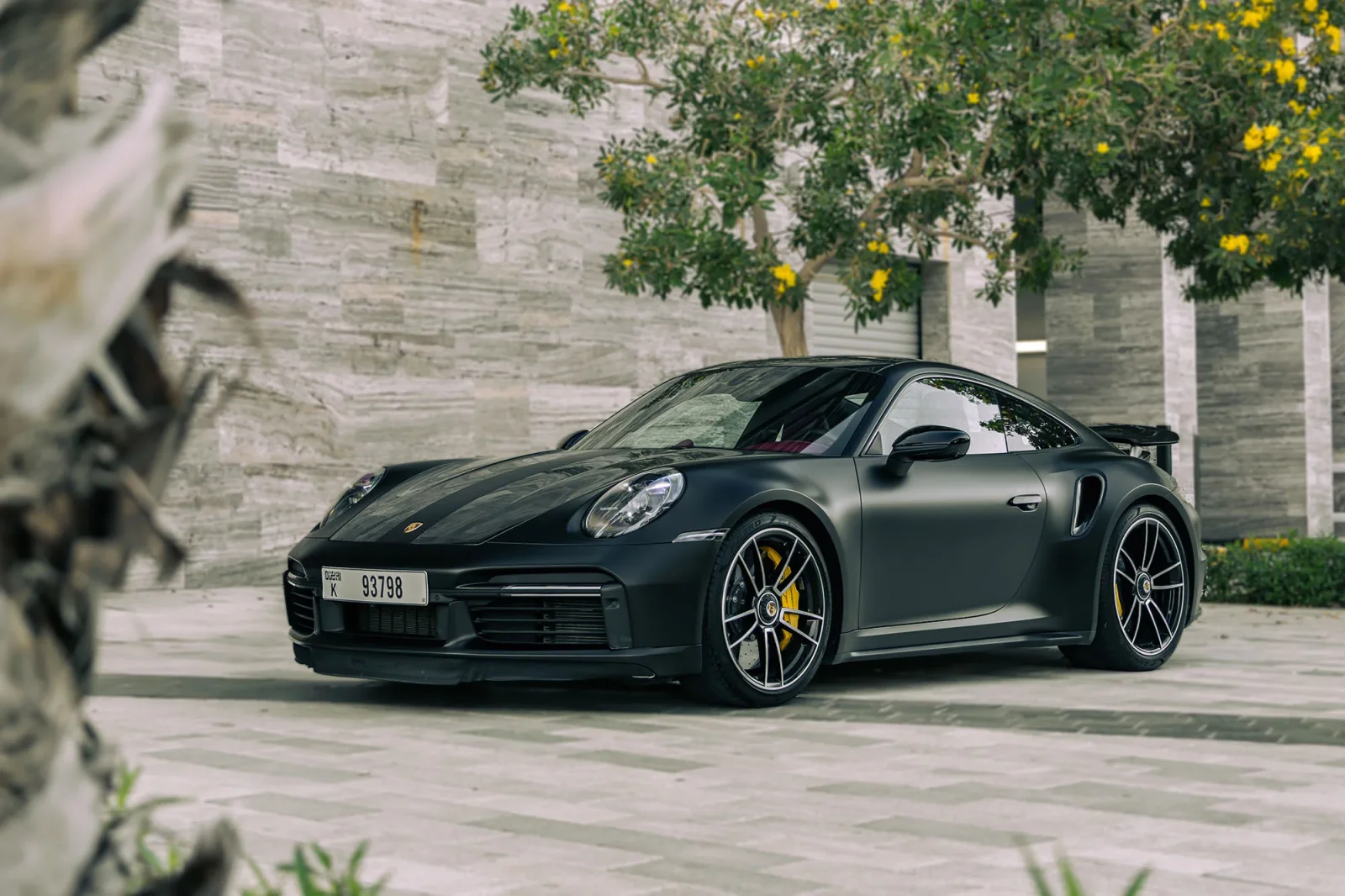 Huren Porsche 911 911 Turbo S Zwart 2020 in Abu Dhabi - 2 