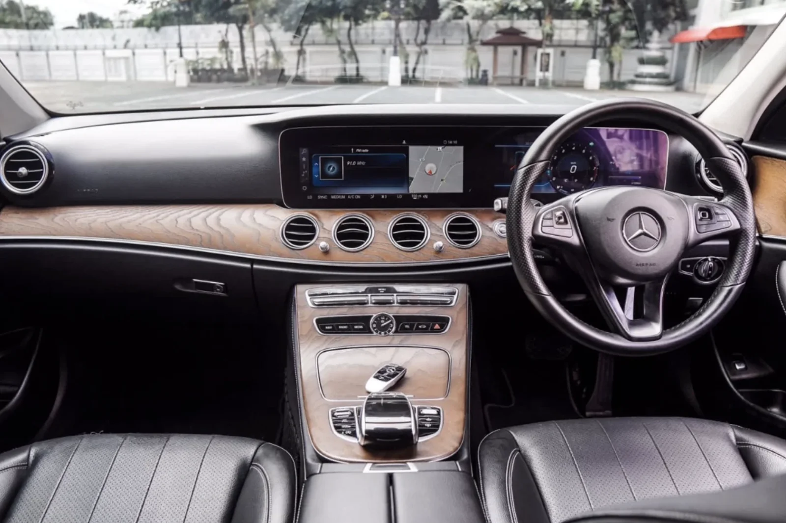 Affitto Mercedes-Benz E-Class 250 Nero 2020 in Bali - 3 