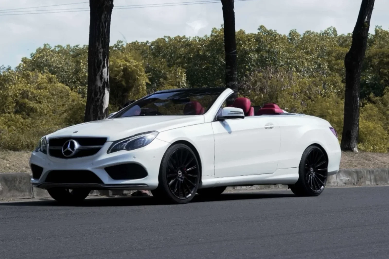 Miete Mercedes-Benz E-Class 250 Weiß 2017 in der Bali