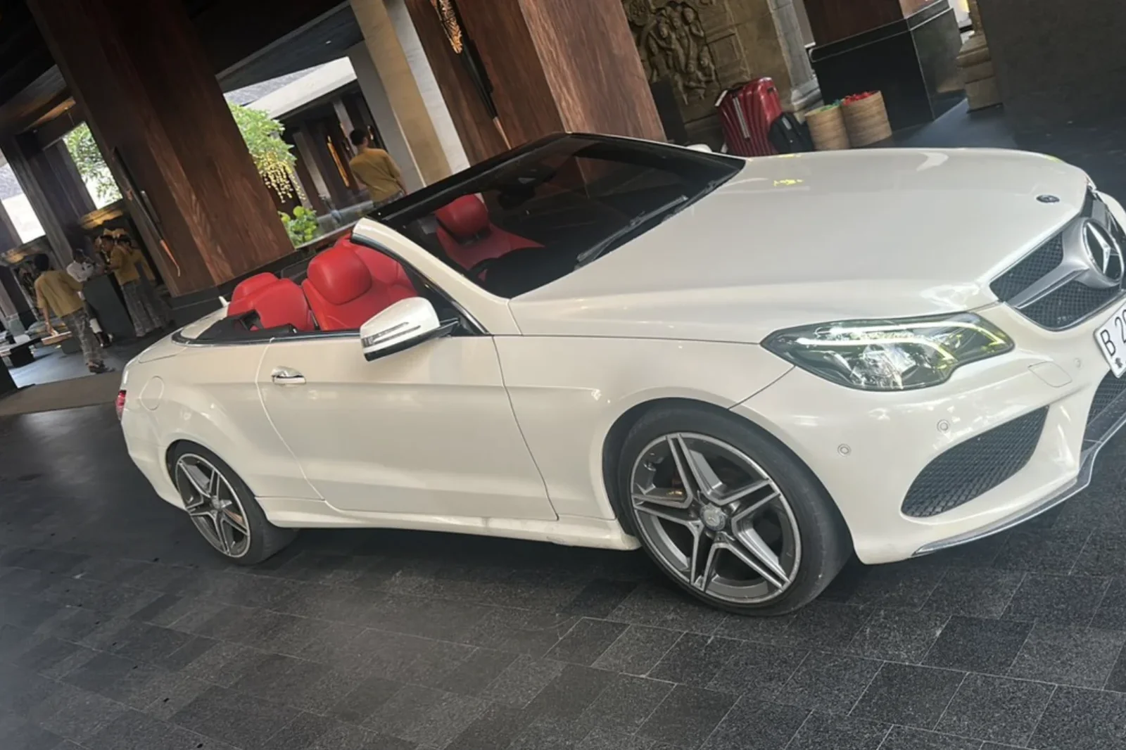 Miete Mercedes-Benz E-Class 250 Weiß 2017 in der Bali - 5 