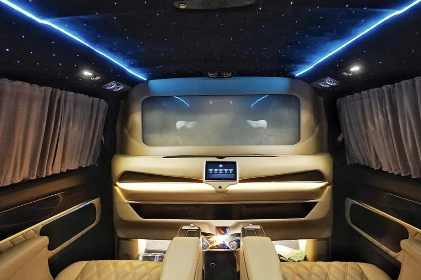 Affitto Mercedes-Benz V-Class Maybach Nero 2020 in Bali - 8 