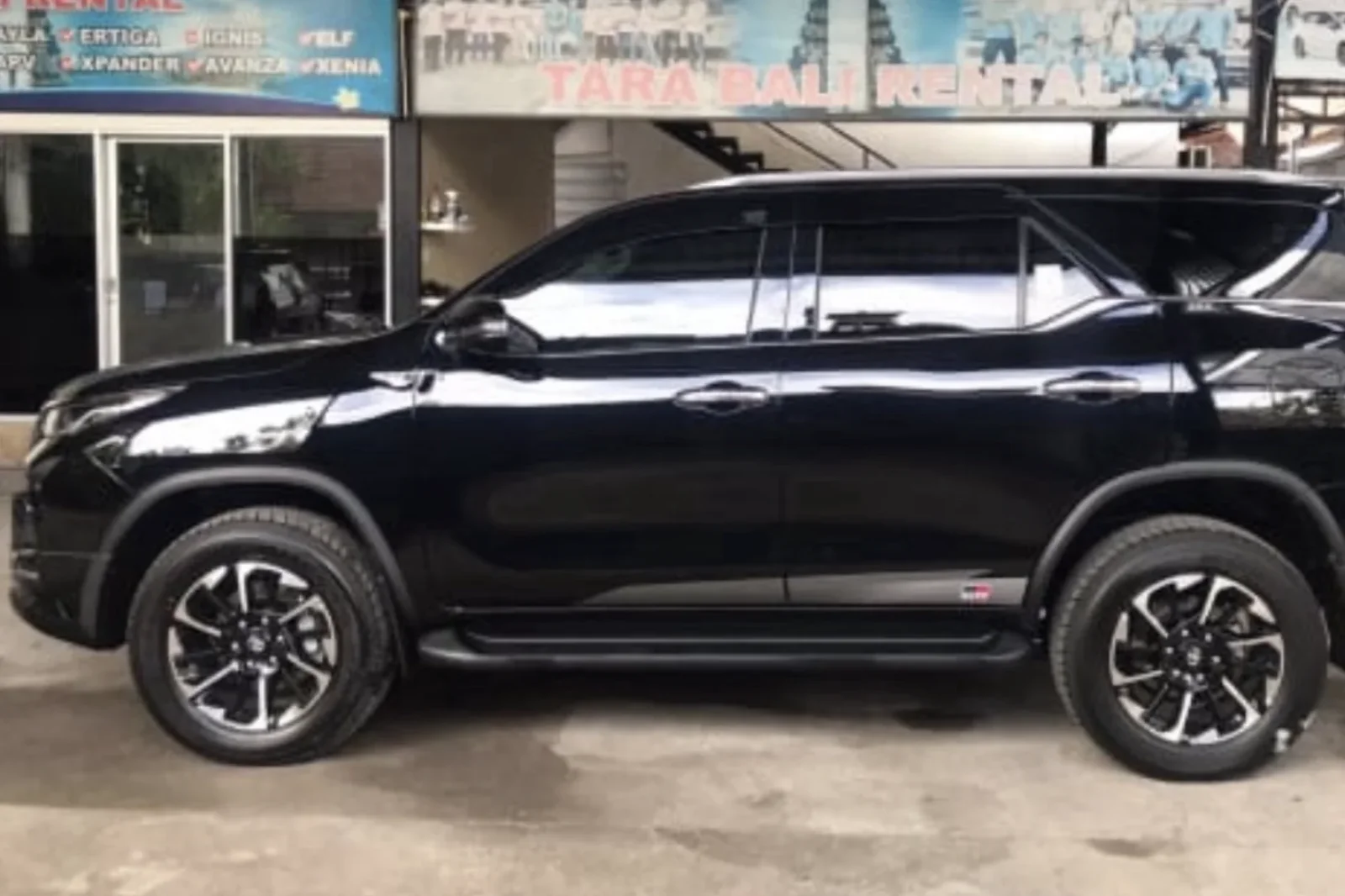 Miete Toyota Fortuner  Schwarz 2023 in der Bali