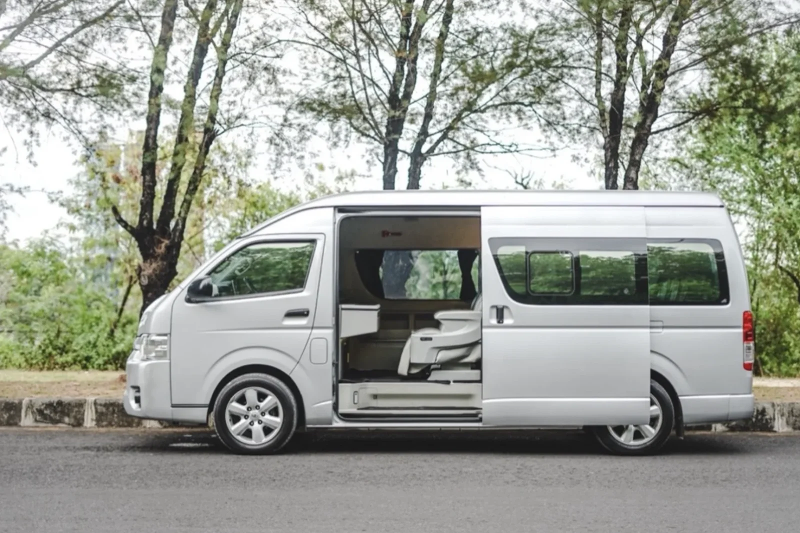 Affitto Toyota Hiace  Argento 2019 in Bali - 3 