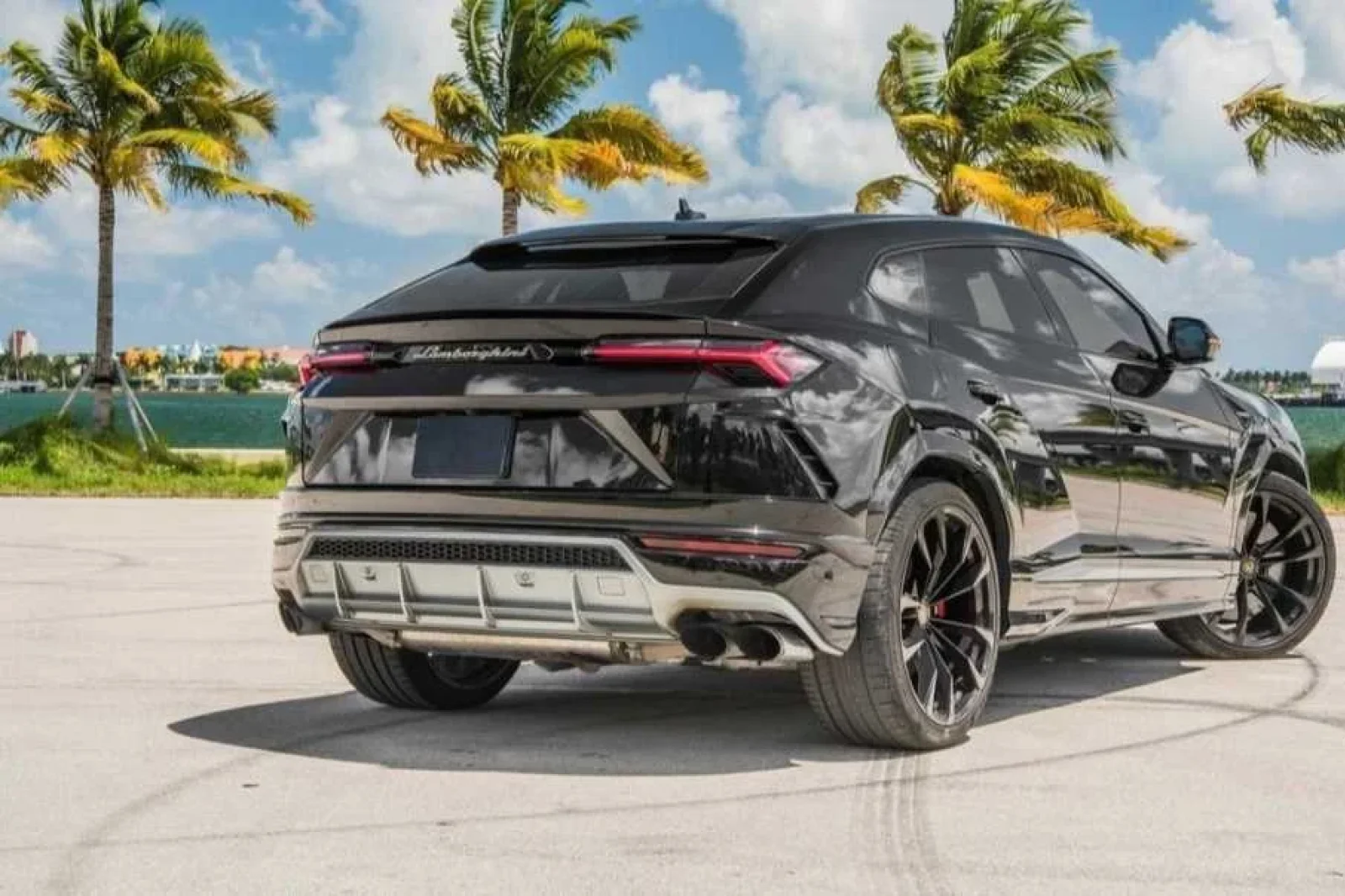 Rent Lamborghini Urus  Black 2022 in Miami - 5 
