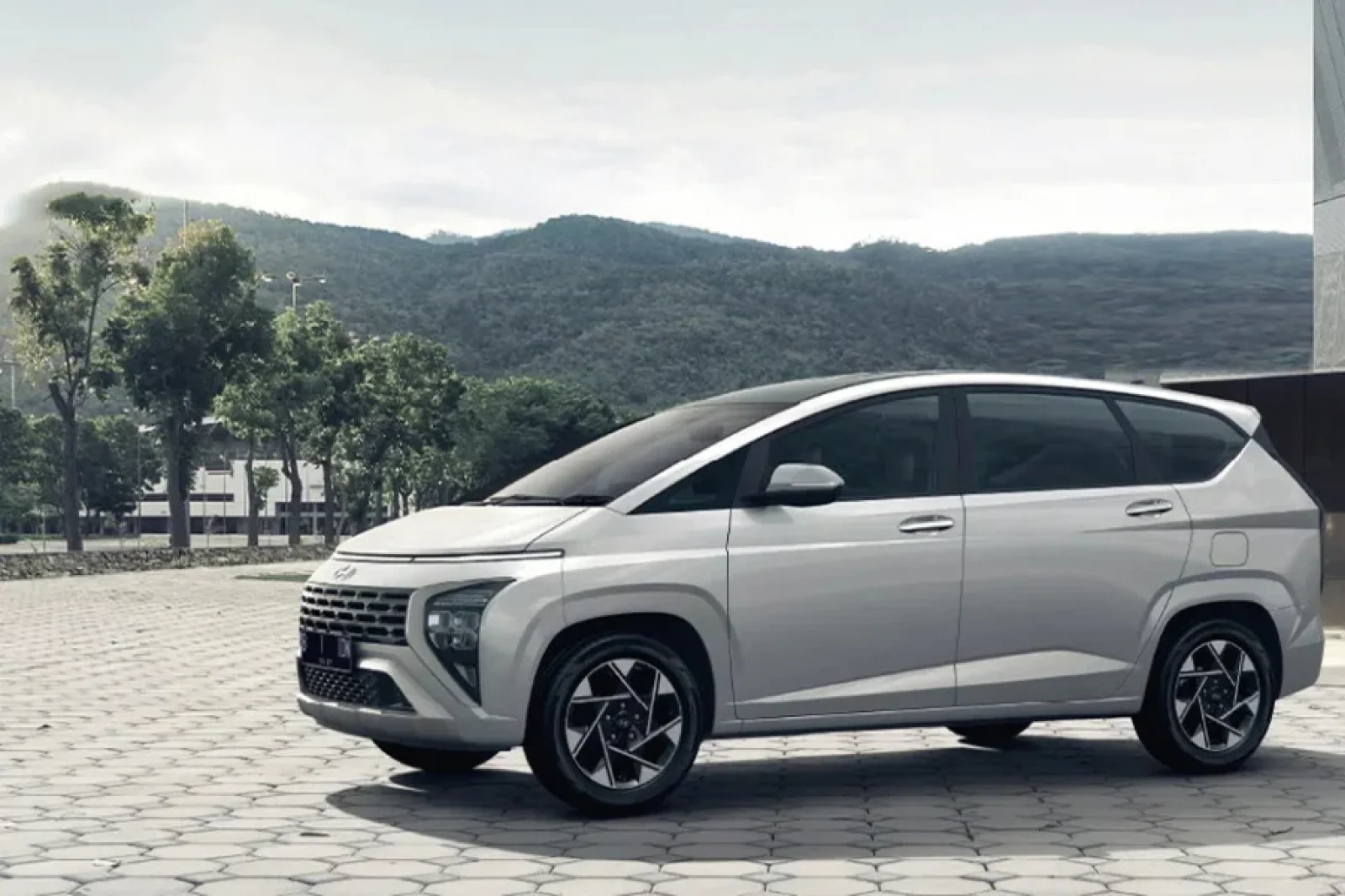 Rent Hyundai Stargazer  White 2023 in Nha Trang - 3 