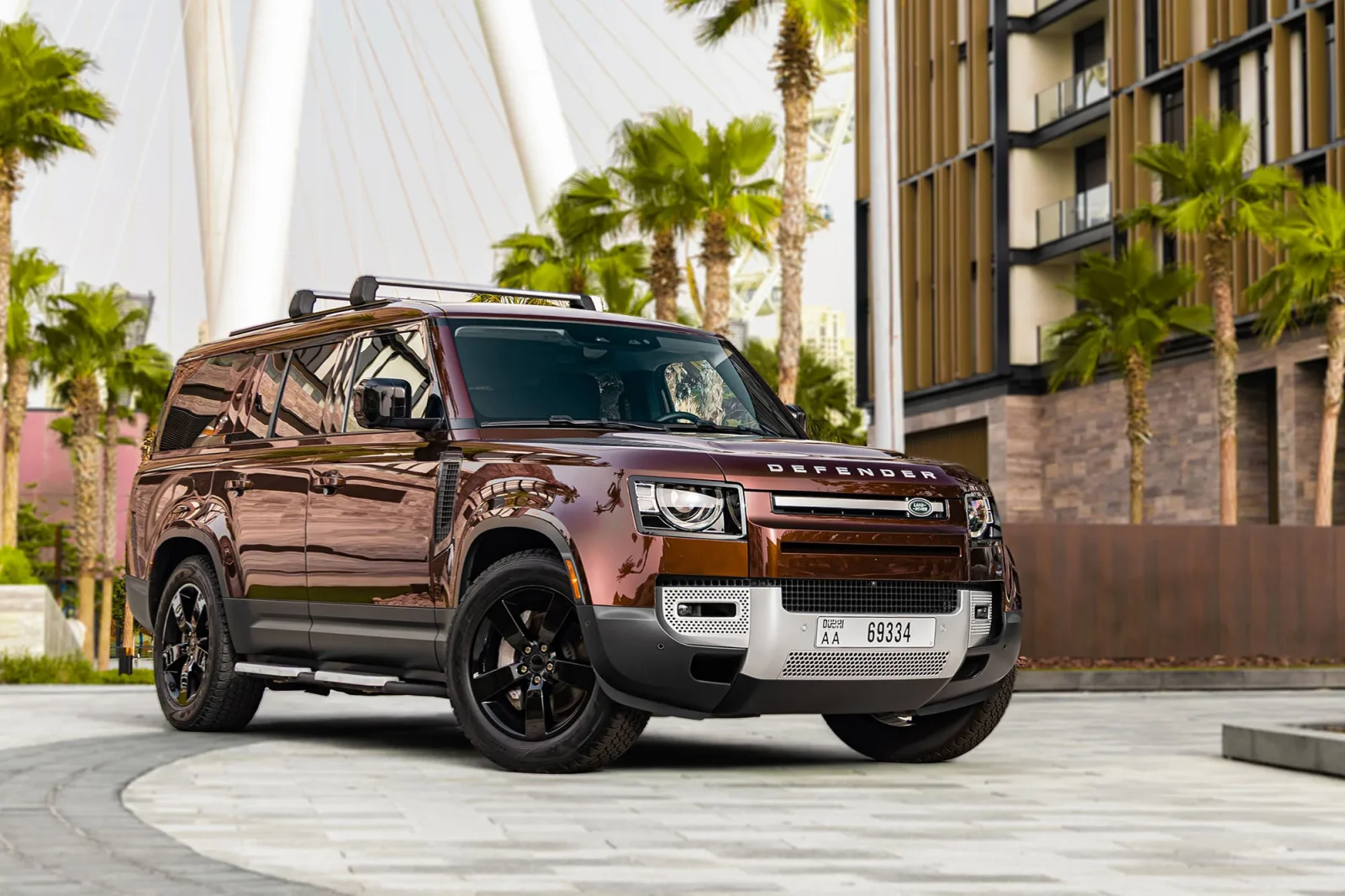 Huren Land Rover Defender 130 First Edition  Rood 2023 in Abu Dhabi - 11 
