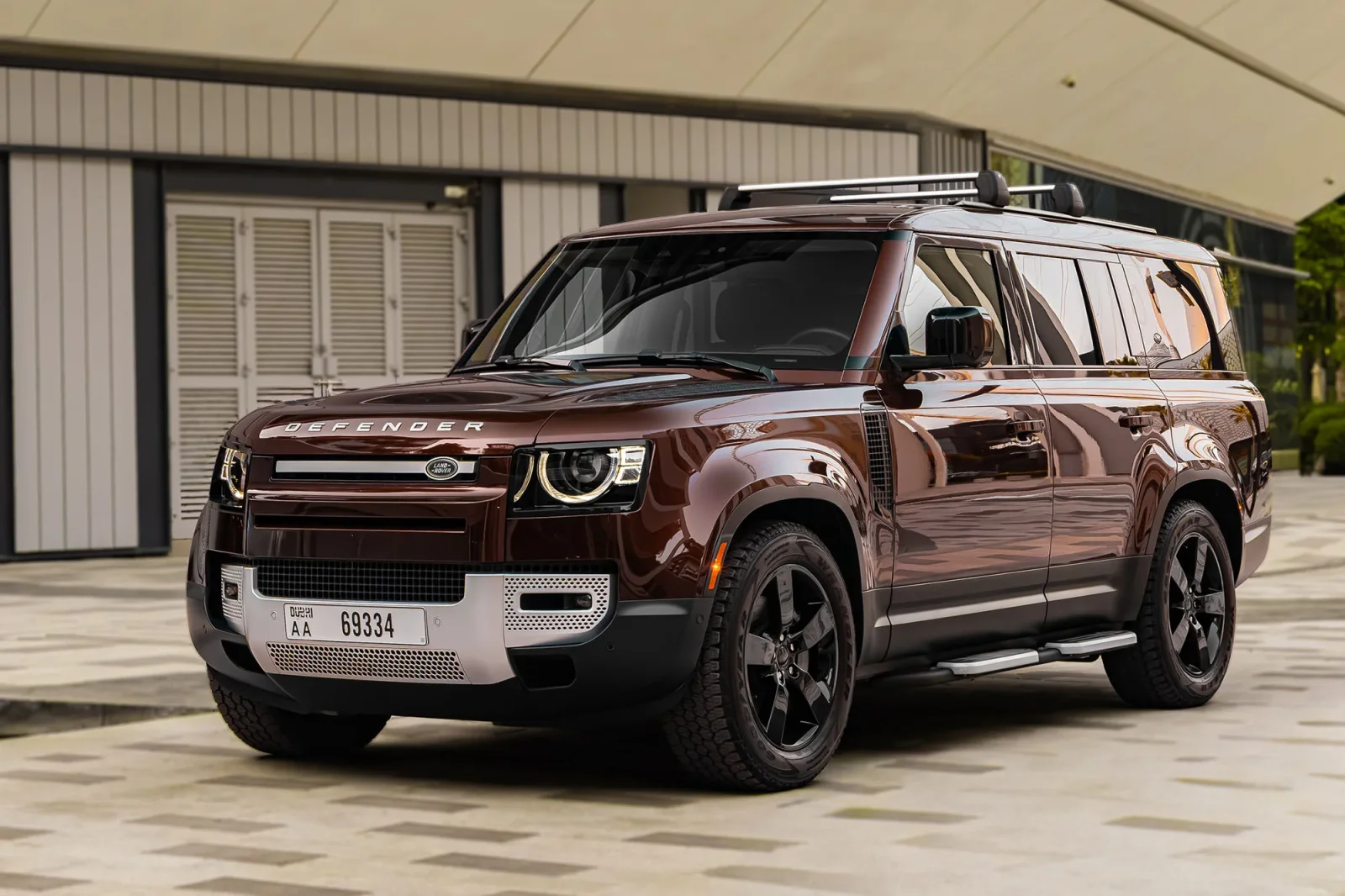 Huren Land Rover Defender 130 First Edition  Rood 2023 in Abu Dhabi - 3 