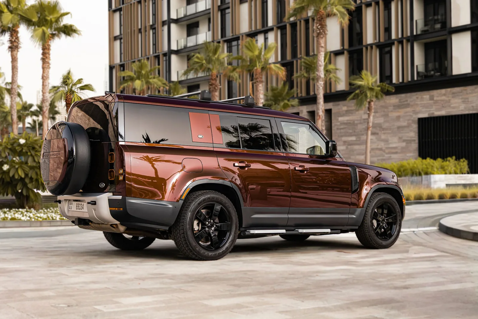 Huren Land Rover Defender 130 First Edition  Rood 2023 in Abu Dhabi - 16 