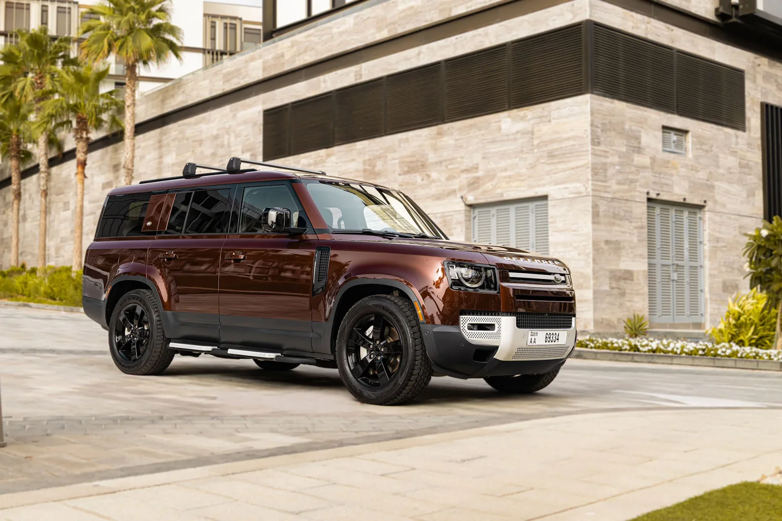Huren Land Rover Defender 130 First Edition  Rood 2023 in Abu Dhabi - 18 