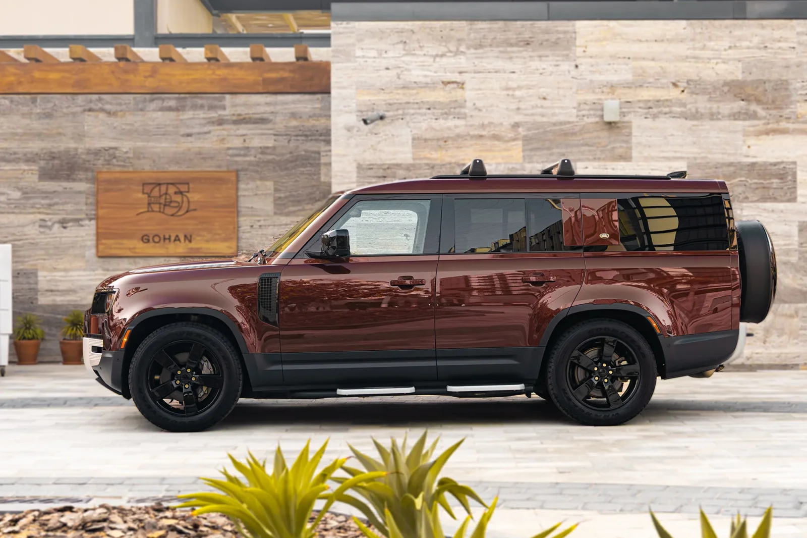 Huren Land Rover Defender 130 First Edition  Rood 2023 in Abu Dhabi - 2 
