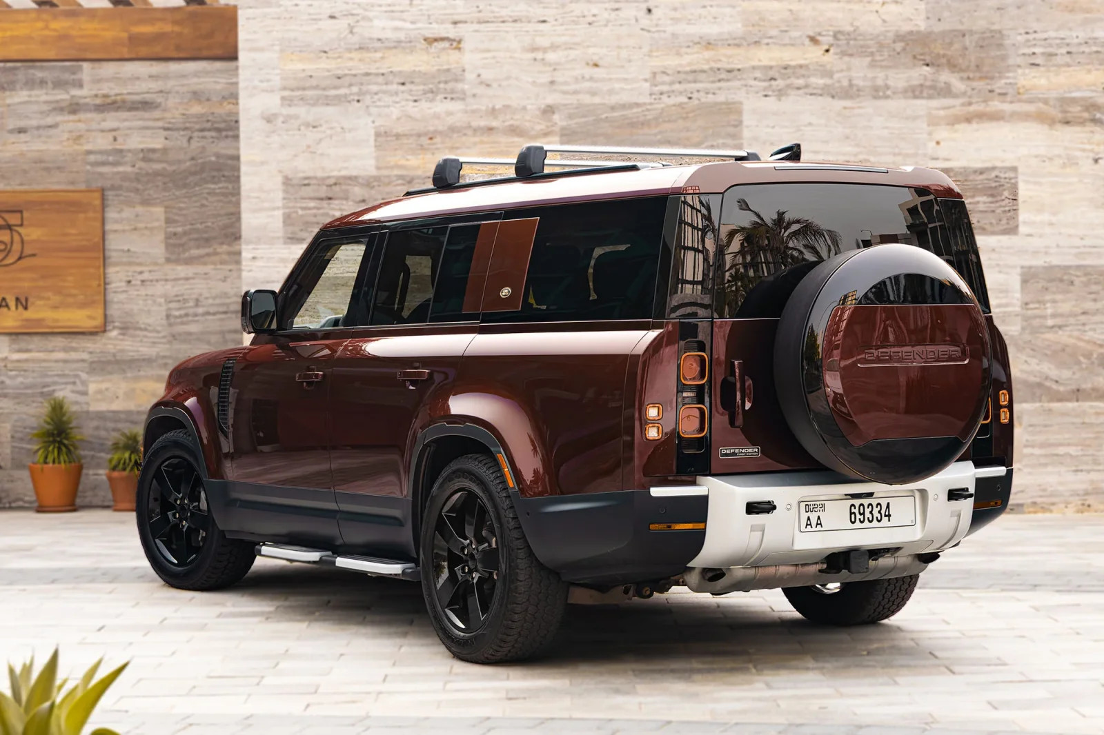 Huren Land Rover Defender 130 First Edition  Rood 2023 in Abu Dhabi - 10 