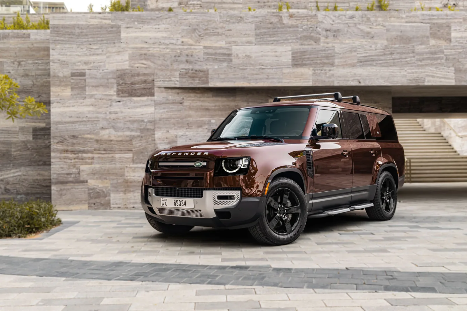 Huren Land Rover Defender 130 First Edition  Rood 2023 in Abu Dhabi