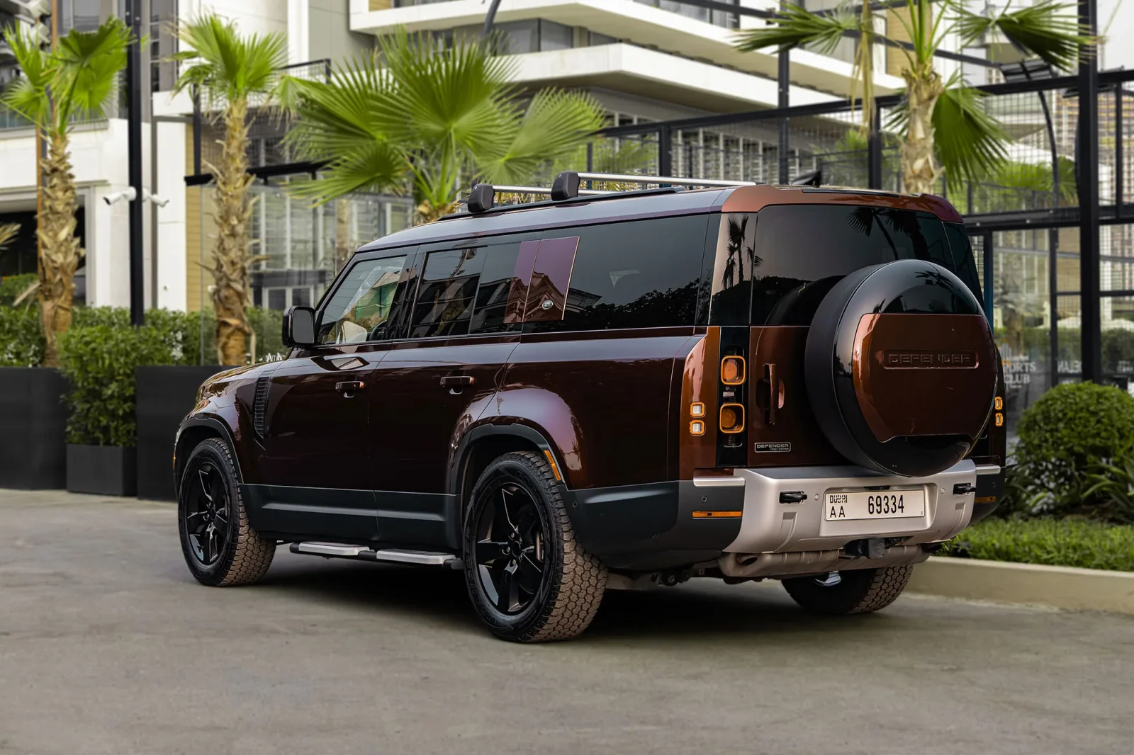 Huren Land Rover Defender 130 First Edition  Rood 2023 in Abu Dhabi - 17 