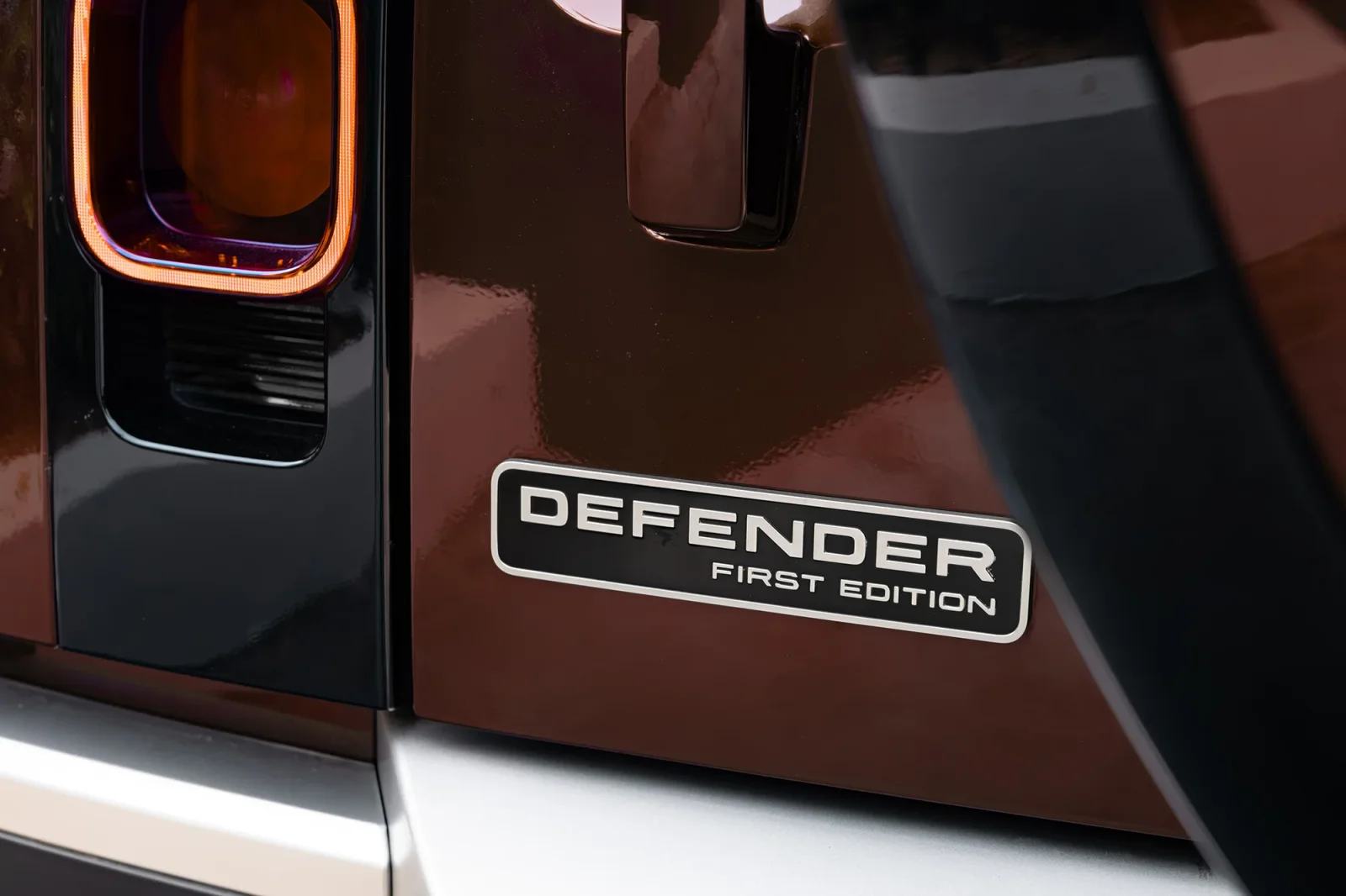 Huren Land Rover Defender 130 First Edition  Rood 2023 in Abu Dhabi - 19 
