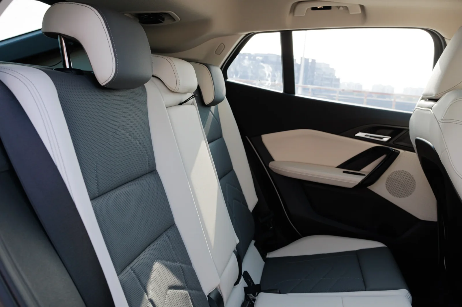 Huren BMW X2  Wit 2026 in Abu Dhabi - 6 