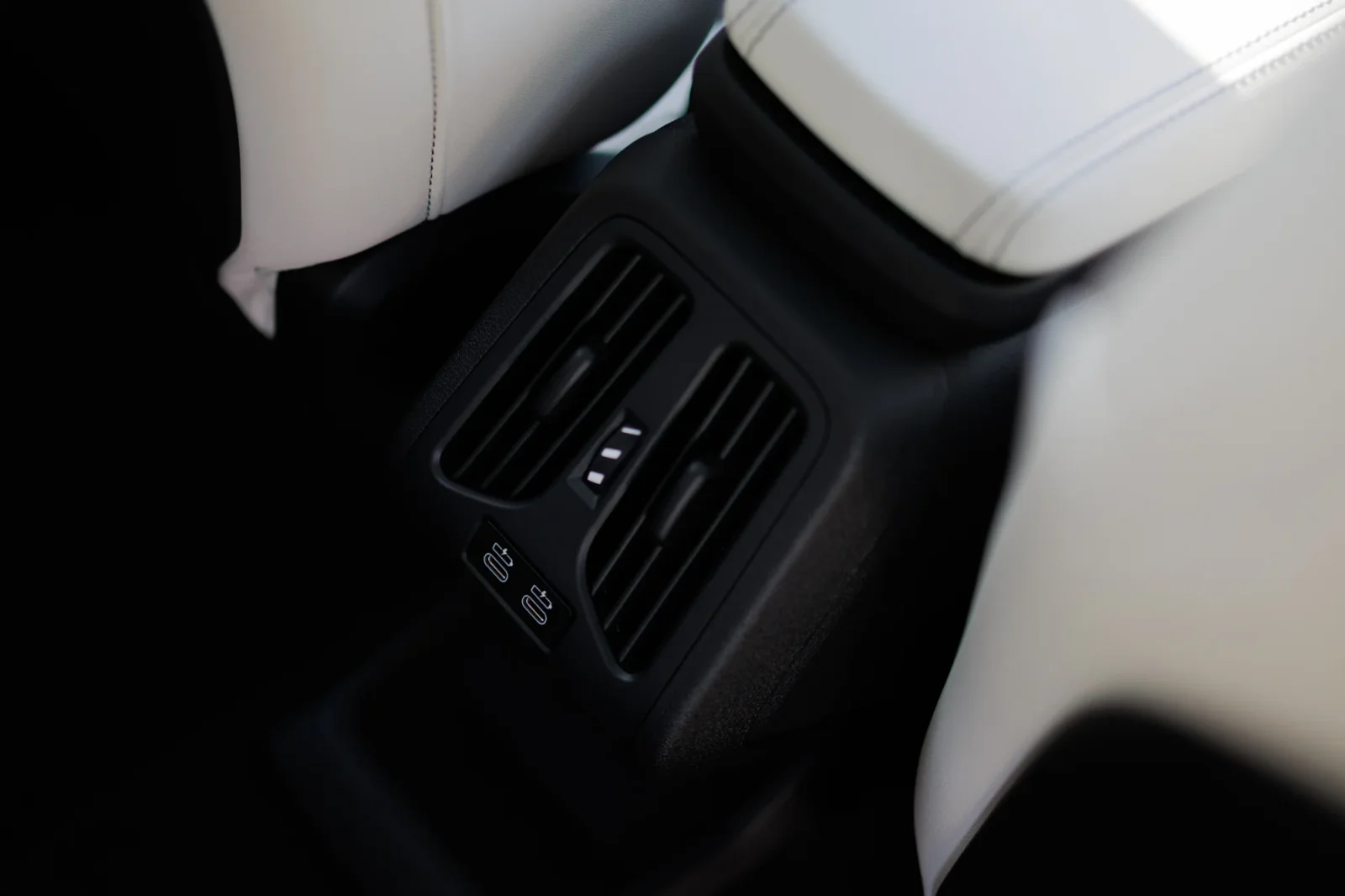 Huren BMW X2  Wit 2026 in Abu Dhabi - 13 