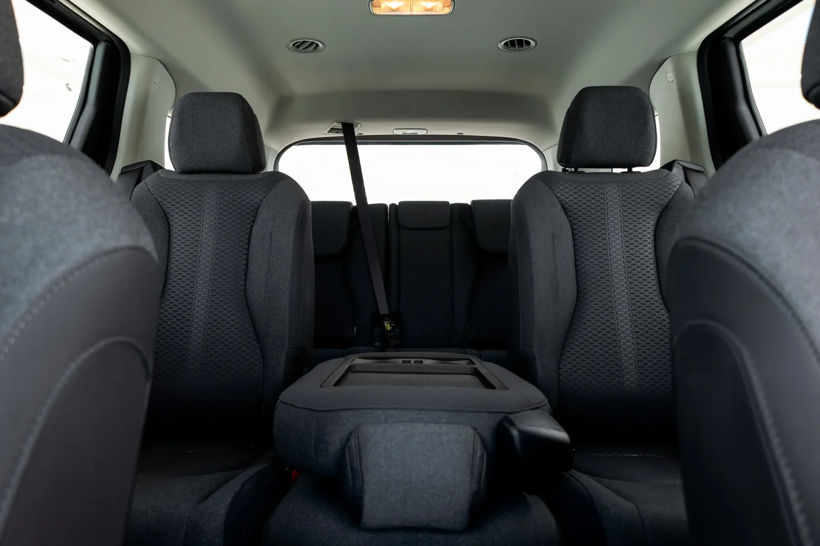 Huren Kia Carnival  Zilver 2026 in Abu Dhabi - 7 