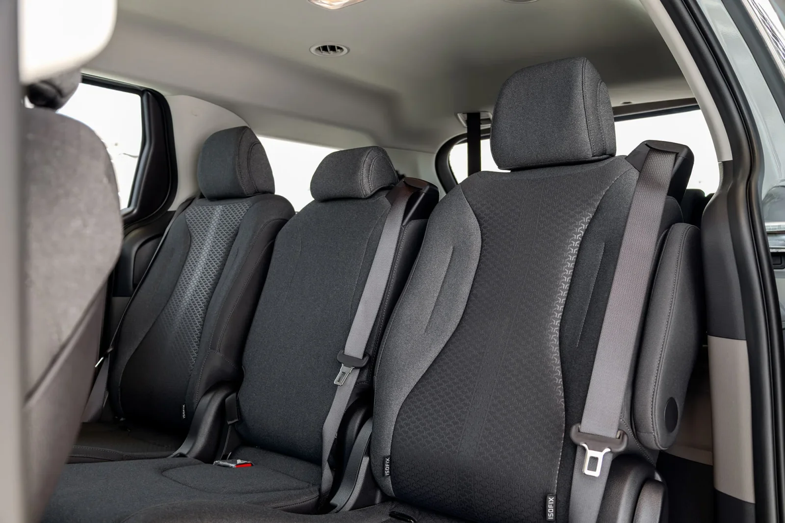 Huren Kia Carnival  Zilver 2026 in Abu Dhabi - 14 