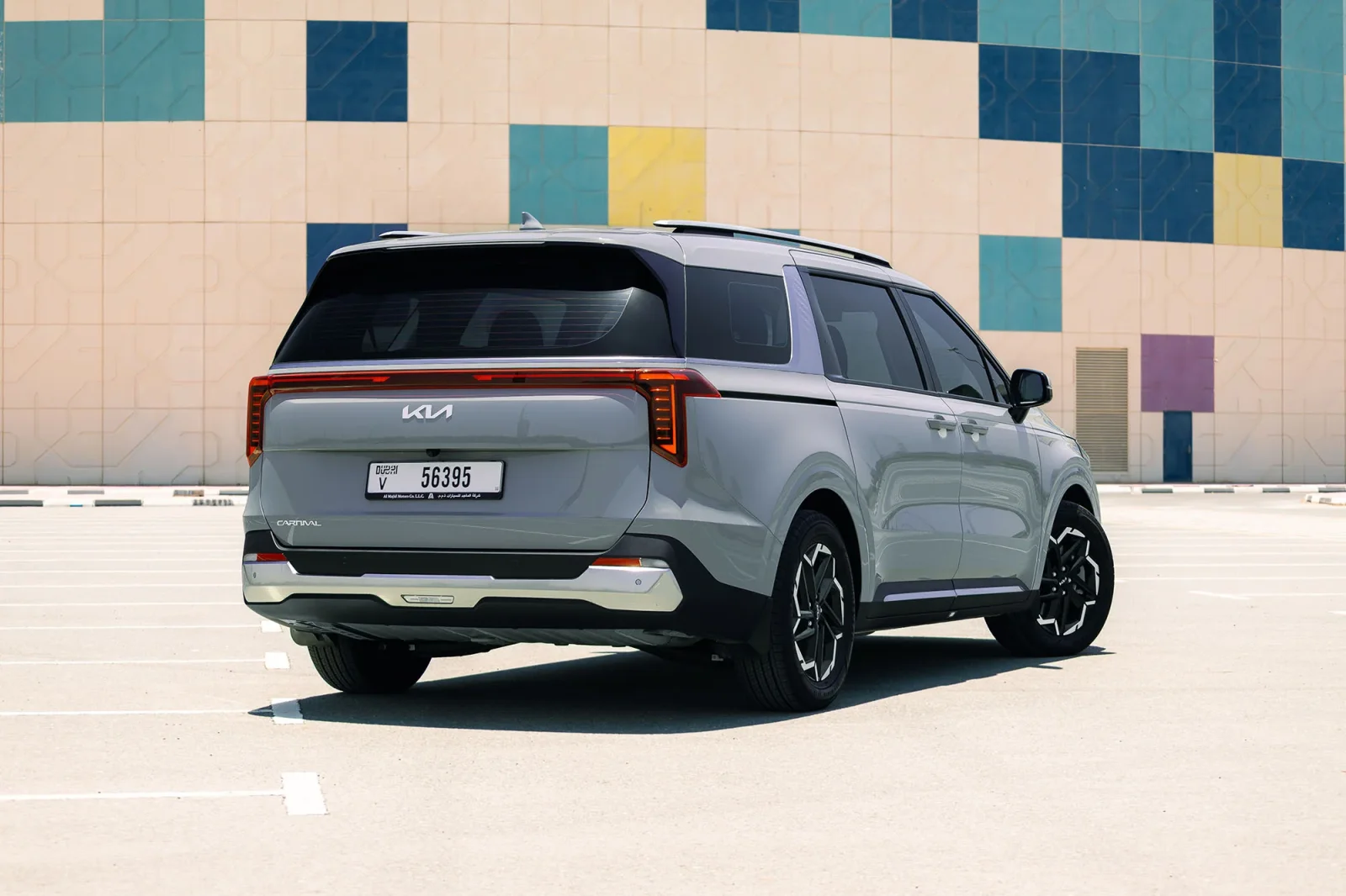 Huren Kia Carnival  Zilver 2026 in Abu Dhabi - 3 