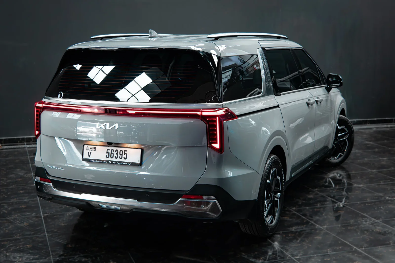Huren Kia Carnival  Zilver 2026 in Abu Dhabi - 6 