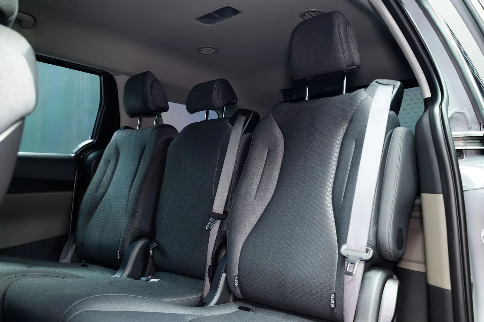 Huren Kia Carnival  Zilver 2026 in Abu Dhabi - 4 