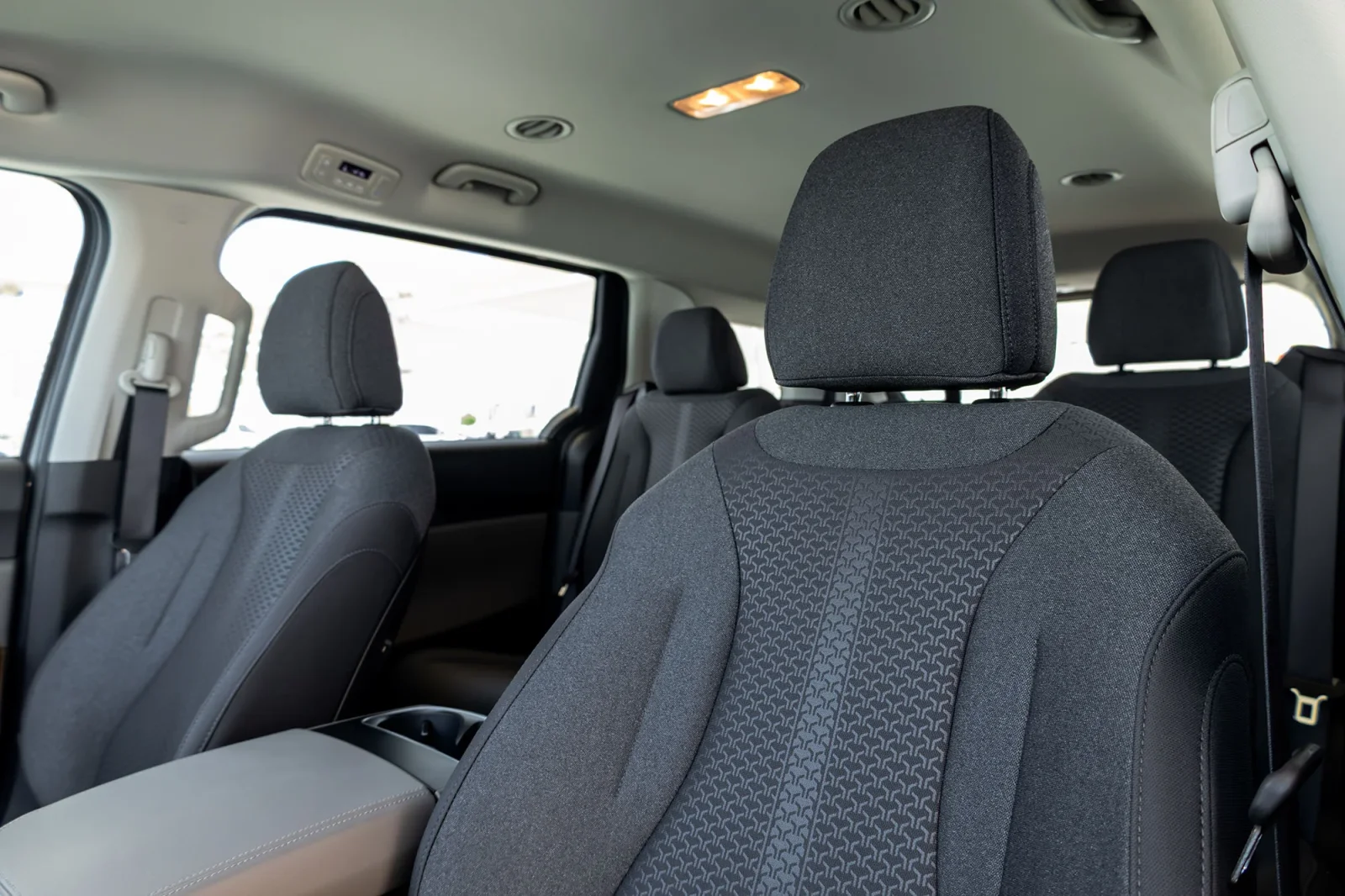 Huren Kia Carnival  Zilver 2026 in Abu Dhabi - 6 