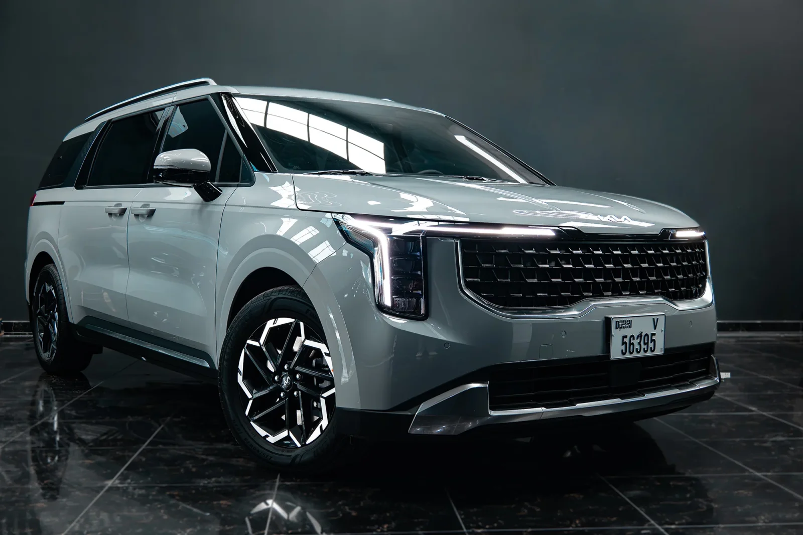 Huren Kia Carnival  Zilver 2026 in Abu Dhabi