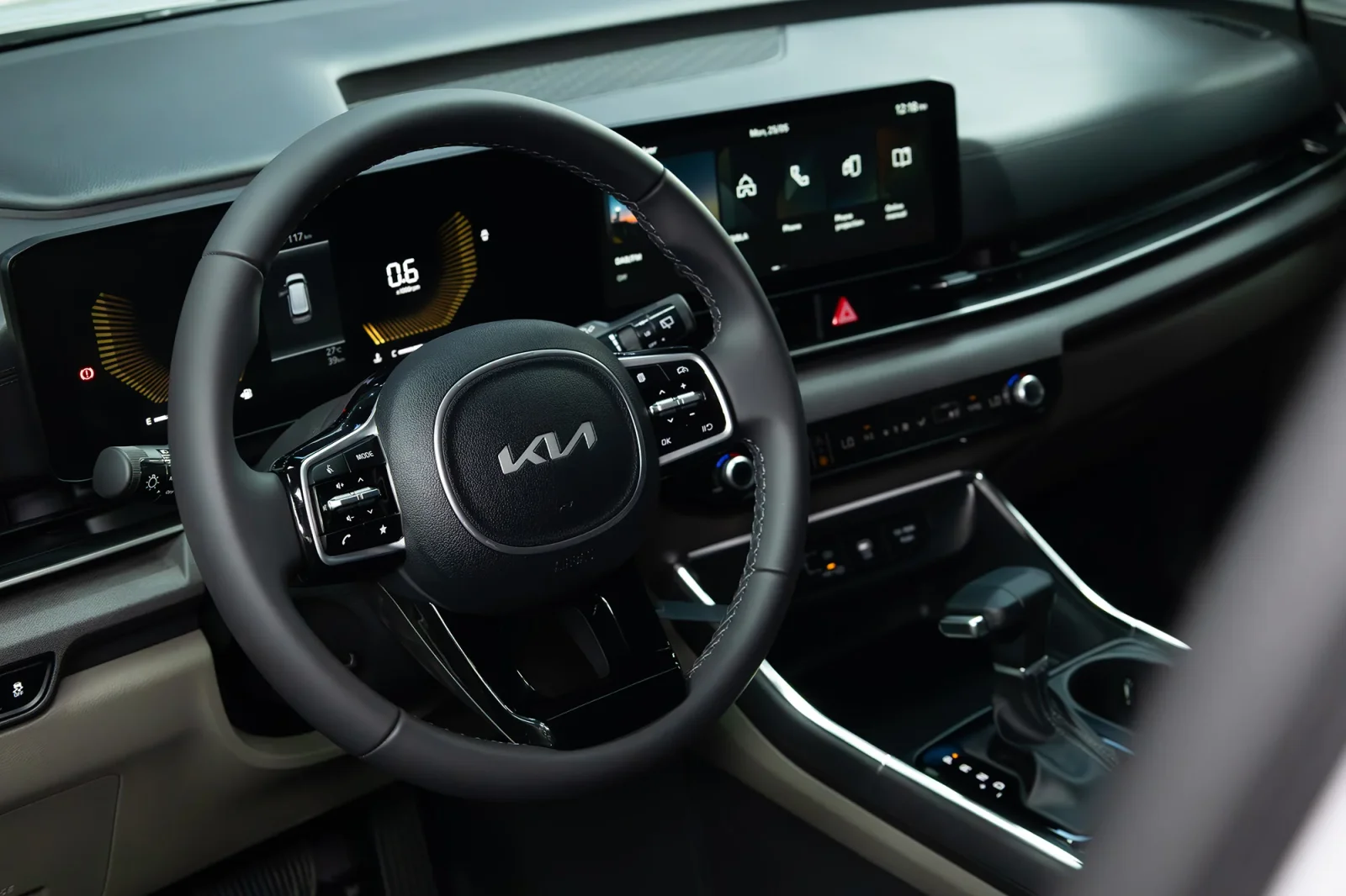 Huren Kia Carnival  Zilver 2026 in Abu Dhabi - 2 